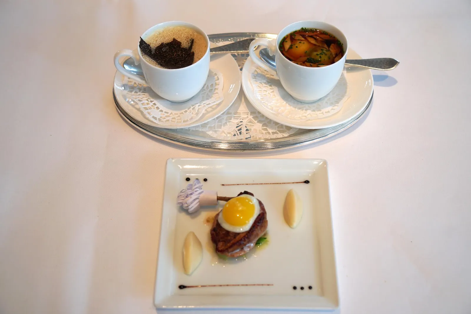 Two kinds of Quail Soup (22 €) Small Ravioli ถัดมาคือเมนูซุปสูตร Signature ของทางร้าน เเละเป็นหนึ่งในซุปที่ดีที่สุดที่เราได้ทานมาในรอบปีนี้เลยทีเดียวโดยทางร้านจะจัดเสิร์ฟมา 3 จานคือ ซุปใส ซุปข้น เเละขานกกระทา (20+/20)