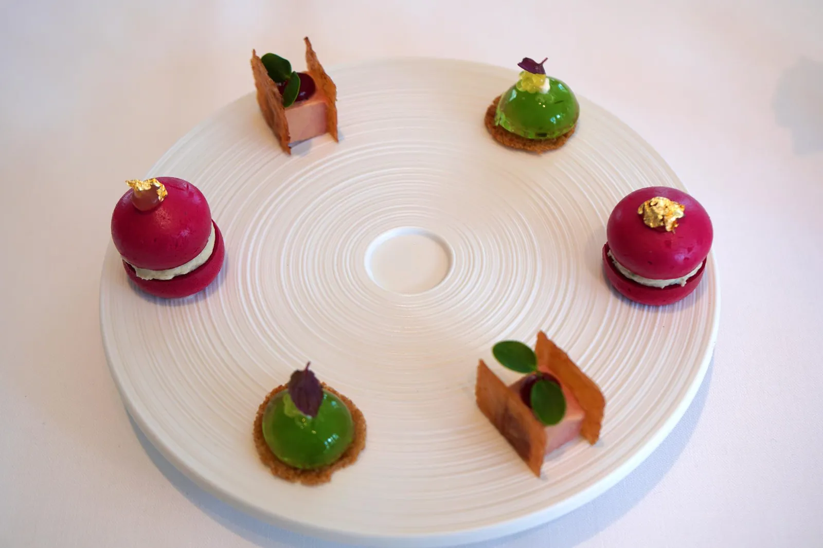 Les Délices Goose Liver with Sour Cherry Beetroot Macaron with Eel Cream Chip with Cucumber Sphere ถัดมาคืออมูสบูชอีก 3 อย่างเสิร์ฟมาในจานกลม