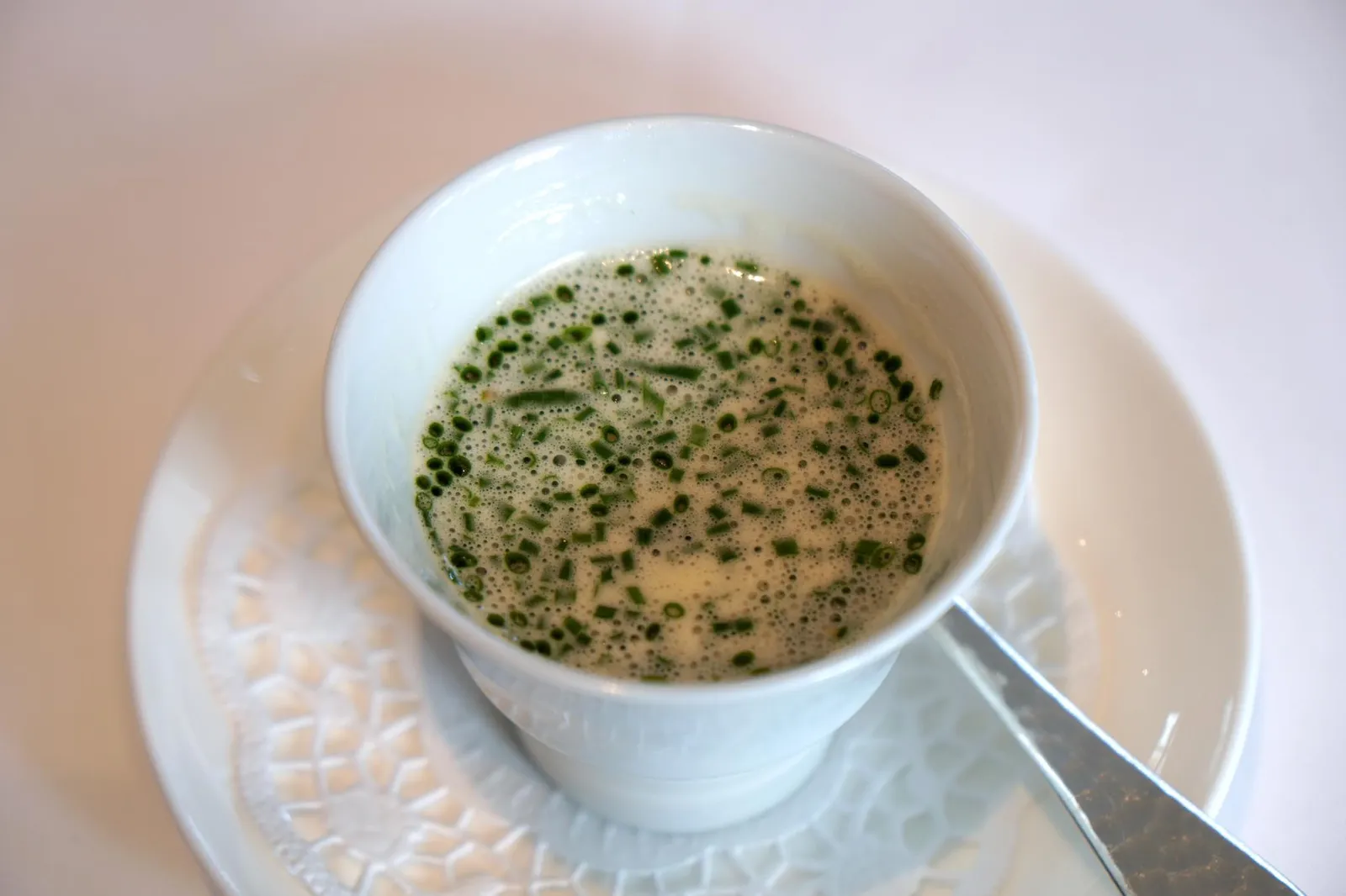 Langoustines »Royales« cooked on Sea salt (69 €) Young Leek ซอสอาติโชคที่ลูกค้าสามารถตักราดได้เรื่อยๆ (19/20)