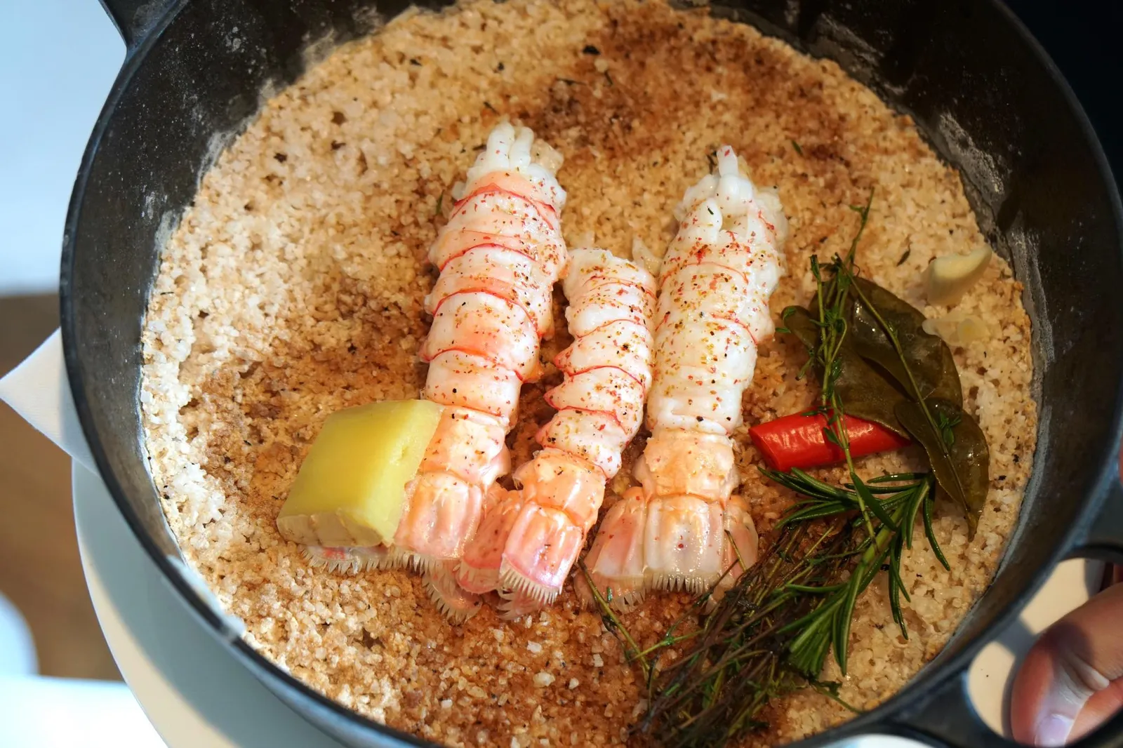 Langoustines »Royales« cooked on Sea salt (69 €) Young Leek ส่วนอาหารจานหลักเราเลือกทานเป็นรอแยลส์กุ้งแลงกูสทีนขนาดยักษ์จำนวน 3 ตัวอบมาในหม้อขนาดใหญ่ ด้านล่างเป็นเกลือทะเล ก่อนเสิร์ฟพนักงานจะยกหม้อทั้งหม้อมาเเสดงให้ดู อลังการมากๆ (19/20)