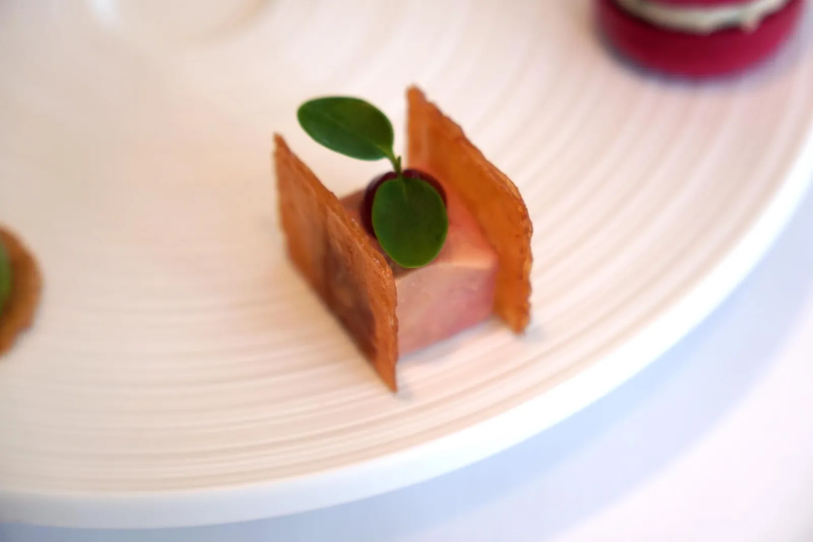 Les Délices Goose Liver with Sour Cherry ตับห่านขนาดจิ๋ว เนื้อเนียน ละมุน มีกลิ่นหอม ทอปด้านบนด้วยเจลทำจากเชอรี่รสเปรี้ยวหวาน ขนาบข้างด้วยแผ่นกรอบรสหวานและยังช่วยเพิ่มเนื้อสัมผัสที่ดีอีกด้วย จัดเป็น Classic Combination ที่ลงตัวมากๆ (18/20)