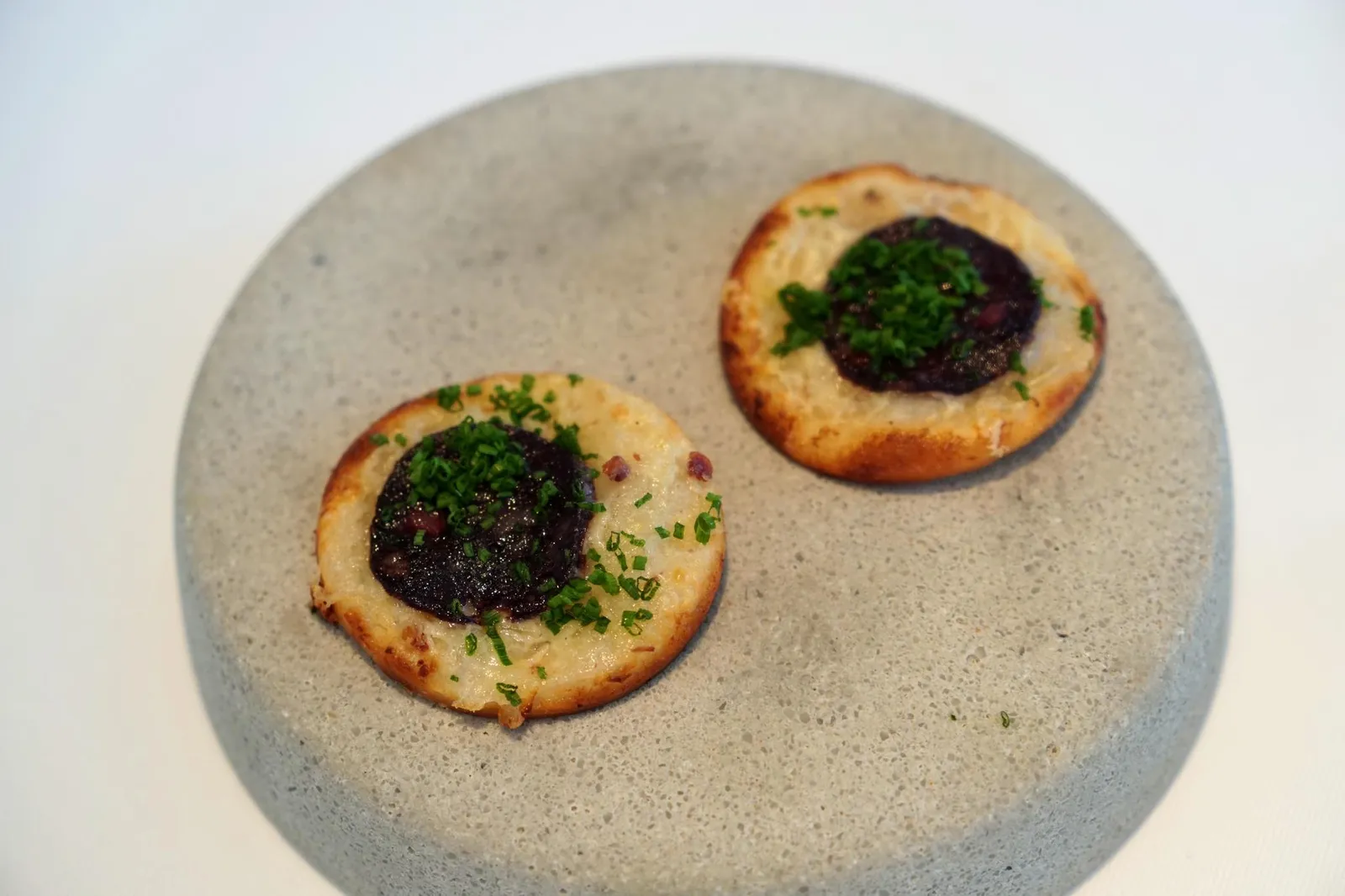 Les Délices Tart Flambéed with Black Pudding เริ่มต้นที่อมูสบูชคลาสสิคที่อยู่คู่กับร้านมานาน เสิร์ฟมาแบบ Warm เป็นขนมปังกรอบ ทานกับแบล็กพุดดิ้งหรือ Blood sausage ที่เป็นที่นิยมมากในประเทศเยอรมัน แป้งทาร์ตบางกรอบ ส่วนไส้กรอกรสชาติเข้มข้น มีกลิ่นหอมที่ได้จากการรมควันชัดเจน (18/20)