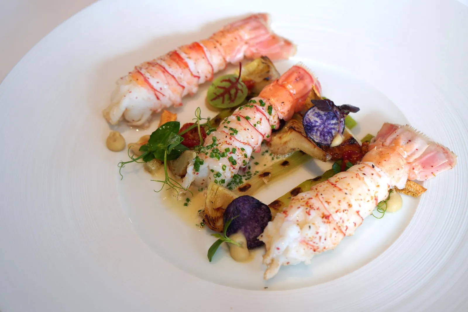 Langoustines »Royales« cooked on Sea salt (69 €) Young Leek เนื้อกุ้งนุ่ม เด้ง เเต่ไม่เเน่นจนเกินไป มีรสชาติหวานธรรมชาติซึ่งเป็นเอกลักษณ์อันโดดเด่นของกุ้งเเลงกูสทีน นอกจากนี้การนำกุ้งไปอบในเกลือทะเลทำให้รสของเกลือช่วยดึงรสหวานของกุ้งให้ออกมามากขึ้นกว่าเดิม ทานสลับกันกับอาติโชคที่มีรสเปรี้ยวเบาๆเเละผักอื่นๆล้วนเข้ากันได้ดี อย่าลืมราดซอสอาติโชคเเต่พอดีเนื่องจากรสเปรี้ยวของอาติโชคจะทำให้ตุ่มรับรสของเรารู้สึกว่าเนื้อกุ้งหวานมากขึ้นอีกเช่นกัน อร่อยเลิศชนิดหาใครเทียบได้ยากมากจริงๆ (19/20)