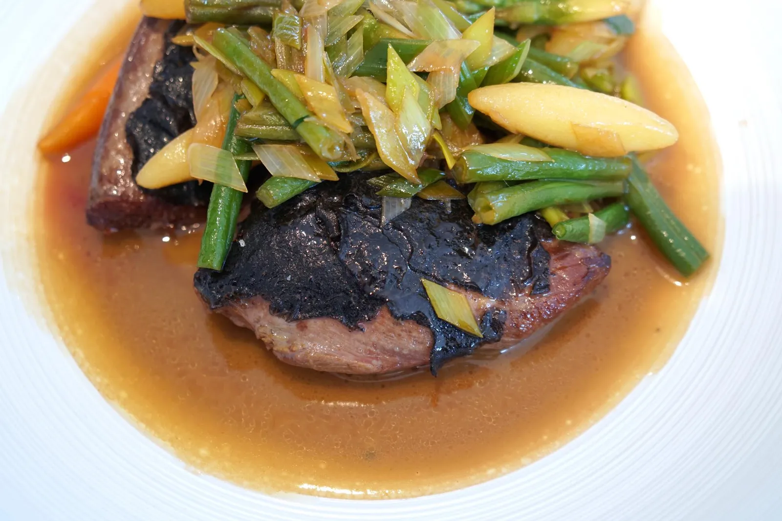 Bäeckeoffe of »Mieral«-Pigeon (58 €) Truffle jus, Vegetable Ragout อีกมุมหนึ่งของจาน (17/20)