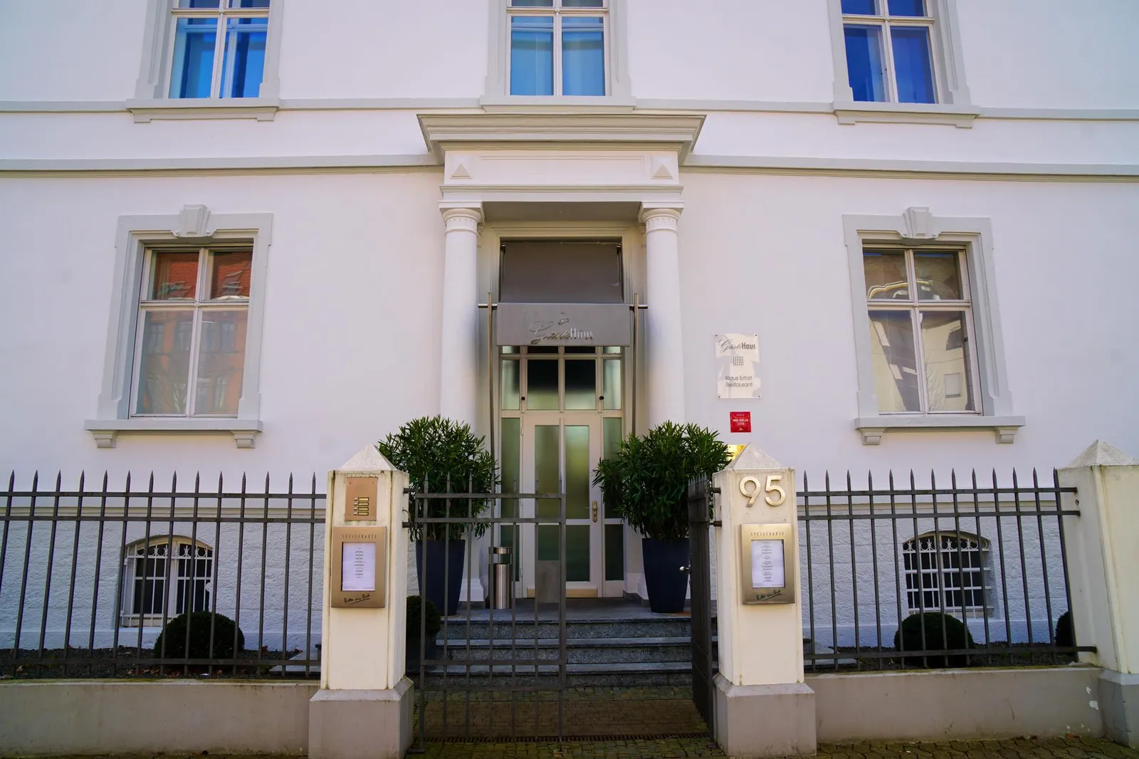 Gästehaus Klaus Erfort ตั้งอยู่ริมถนน Mainzer Straße ห่างจากใจกลางเมือง Saarbrücken ประมาณ 1 กิโลเมตร ตัวอาคารถูกสร้างขึ้นตั้งเเต่ปี ค.ศ. 1881 โดยออกแบบให้เป็นวิลล่าสีขาวขนาดใหญ่สไตล์ Wilhelminian