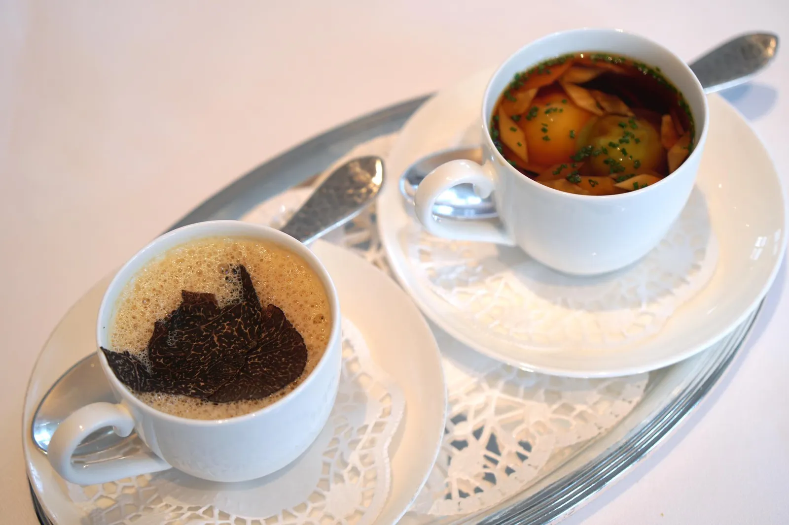 Two kinds of Quail Soup (22 €) Small Ravioli ถัดมาฝั่งซ้ายคือซุปนกกระทาผสมกับฟัวกราส์ทำให้มีรสชาติเข้มข้นมากขึ้นกว่าถ้วยก่อน ทอปด้านบนด้วย Périgord Black Truffle ขอบอกเลยว่าถ้วยนี้คือที่สุด กลิ่นหอมของฟัวกราส์กับนกกระทาเข้ากันได้อย่างไร้ที่ติ เเซมด้วยกลิ่นของเห็ดทรัฟเฟิลทานเเล้วอยากทานต่อเรื่อยๆ หยุดทานไม่ได้เลยจริงๆ (20+/20)