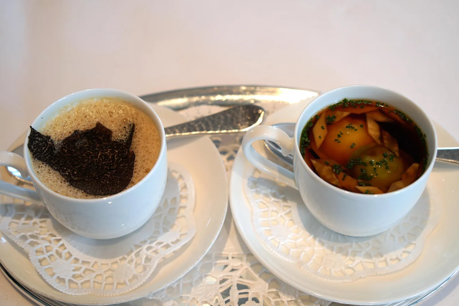 Two kinds of Quail Soup (22 €) Small Ravioli เริ่มทานจากซุปถ้วยฝั่งขวาเพราะมีความเบามากที่สุด คือ Consommé หรือซุปใสทำจากนกกระทา ทานคู่กับราวิโอลีจิ๋วหลากสี ตัวน้ำซุปรสชาติกลมกล่อม มีกลิ่นหอม ราวิโอลีทำออกมาสุกพอดี (20+/20)