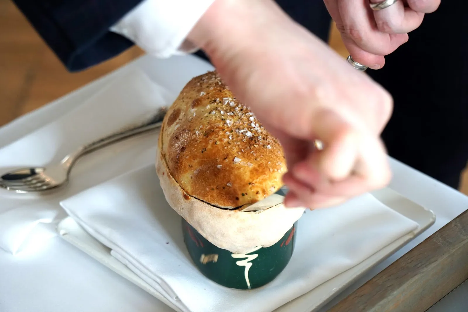 Bäeckeoffe of »Mieral«-Pigeon (58 €) Truffle jus, Vegetable Ragout ถัดมาคือ Baeckeoffe เมนูอาหารพื้นเมืองประจำเเคว้น Alsace ประเทศฝรั่งเศสที่นิยมเสิร์ฟมาในหม้อดินคัสเซอโรลขนาดใหญ่โดยในที่นี้มีโปรตีนหลักคือนกพิราบจากประเทศฝรั่งเศส (17/20)