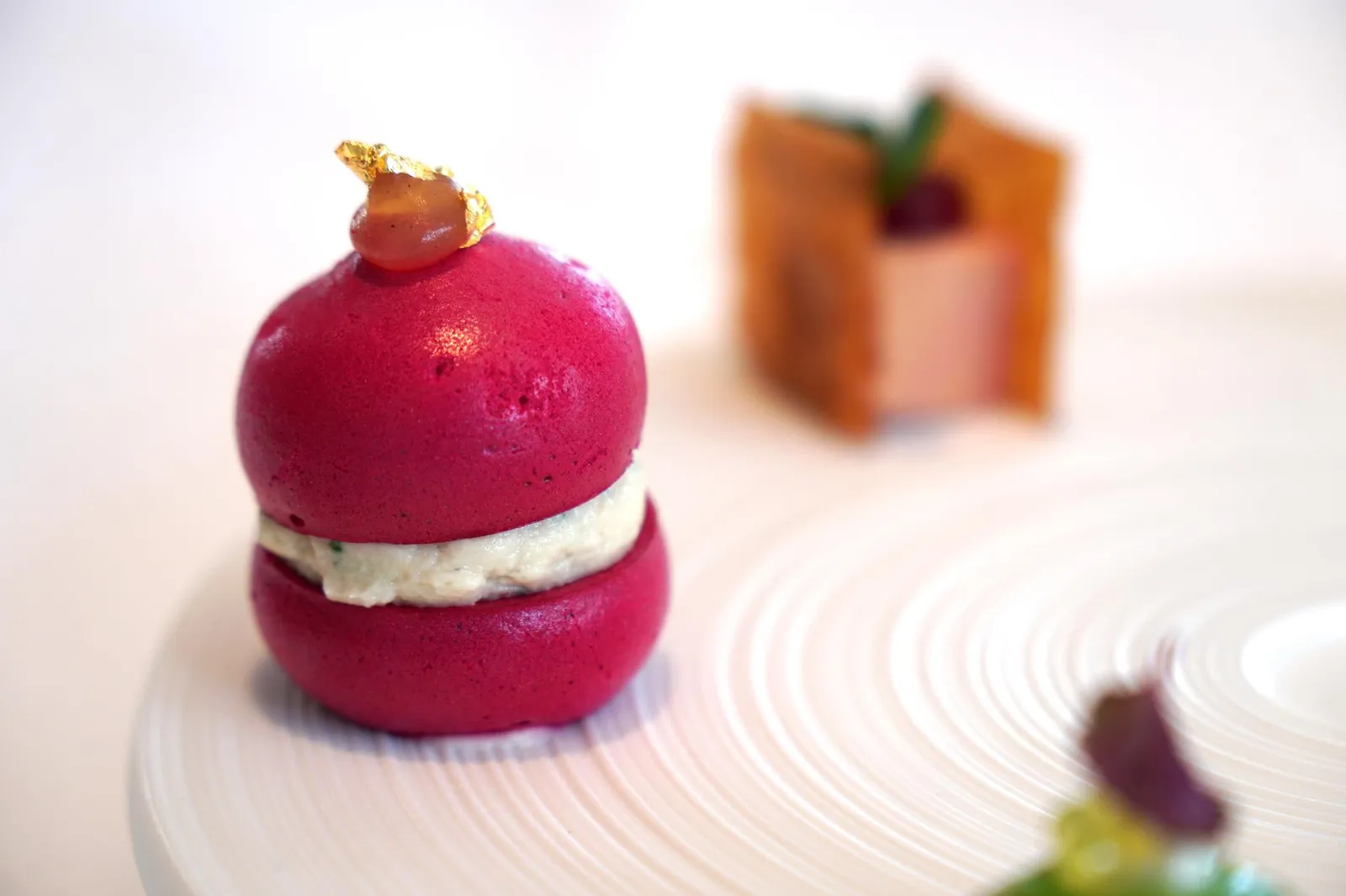 Les Délices Beetroot Macaron with Eel Cream ถัดมาคือมินิมาการองขนาดจิ๋วทานกับครีมสีขาวทำมาจากเนื้อปลาไหลรมควัน ตัวมาการองกรอบ หวาน เนื้อปลาไหลเนียน ละเอียด มีกลิ่นหอมที่เด่นชัดเจนจริงๆ (19/20)