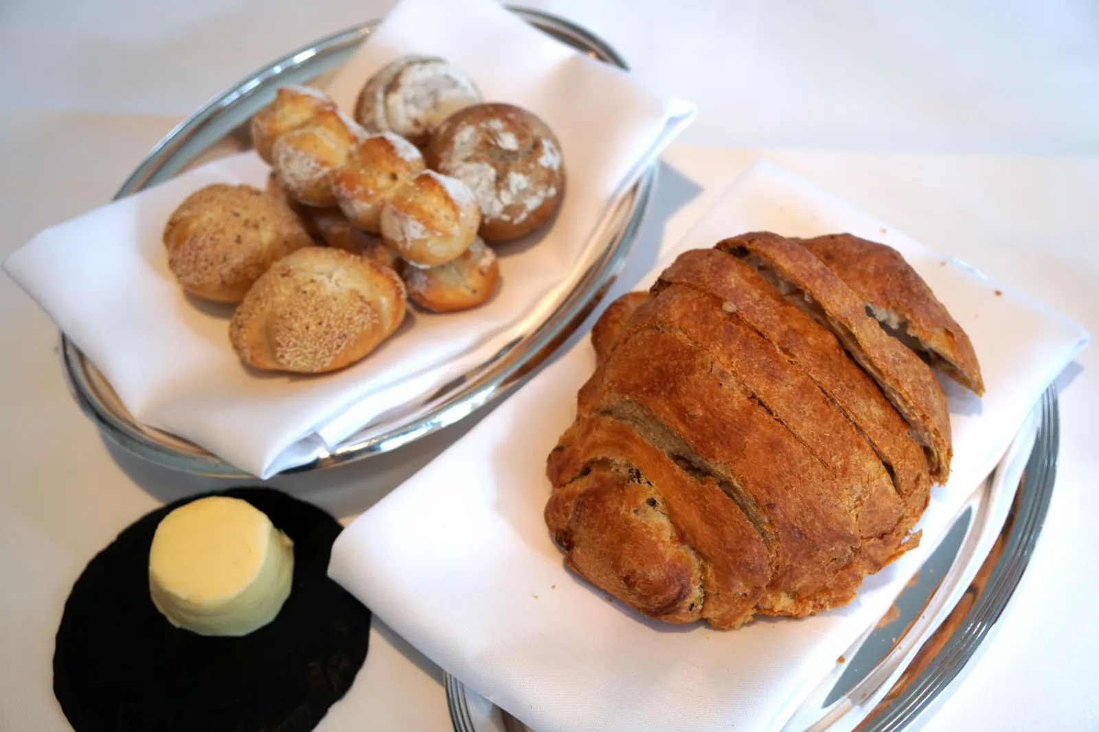 Selections of Bread With Salted Butter ก่อนเข้าสู่อาหารจานหลักทางร้านจะนำเสิร์ฟขนมปังหลายชนิดทานคู่กับเนยรสเค็มสมกับเป็นห้องอาหาร Classic French มากๆ (18/20)