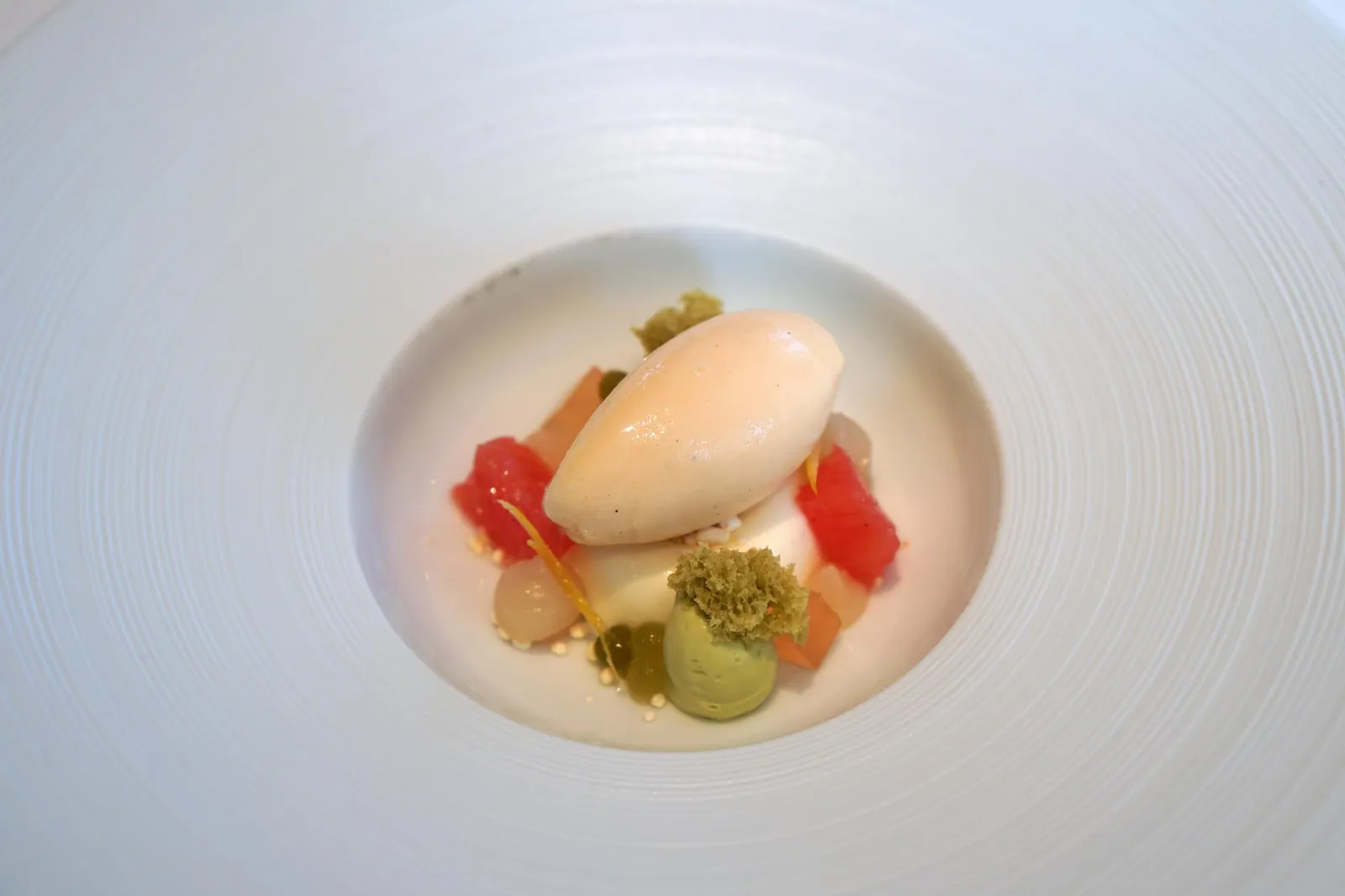 Grapefruit Cocktail (€ 24) Litchi, Matcha Tea จานนี้นำเสิร์ฟมาคู่กับซอเบท์ทำจากเกรปฟรุต รองด้านล่างด้วยโยเกิร์ตครีมที่ทำออกมามีเนื้อสัมผัสคล้ายพานาคอตต้า รวมไปถึงสปองเค้ก, ครีม และคาเวียทำมาจากมัทฉะ เชฟสามารถดึงกลิ่นหอมของชาเขียวให้ออกมาโดดเด่นไม่เเพ้โยเกิร์ตเลยล่ะ (18/20)