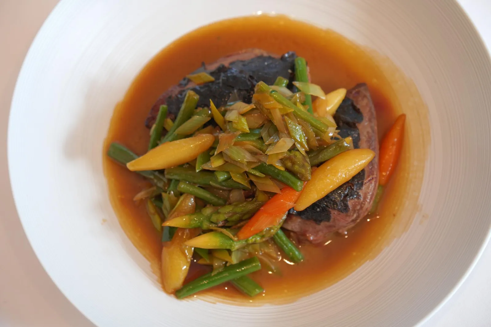 Bäeckeoffe of »Mieral«-Pigeon (58 €) Truffle jus, Vegetable Ragout เนื้อส่วนอกของนกพิราบถูกอบมาสุกกำลังดี การอบมาในหม้อดินขนาดใหญ่ทำให้เนื้อสัมผัสเเข็งกว่าปกติเล็กน้อย โดยรวมถือว่าใช้ได้ เเต่ยังไม่ถึงกับที่สุดหากเทียบกับมาตรฐานห้องอาหารระดับ 3 ดาวมิชลินด้วยกัน ผักต่างๆนุ่มใช้ได้ กลิ่นหอมของนกพิราบเข้ากันกับกลิ่นของเห็ดทรัฟเฟิลอย่างลงตัว ถือเป็นเมนูพื้นบ้านคลาสสิคที่ทำออกมาได้ดีเลยทีเดียว (17/20)