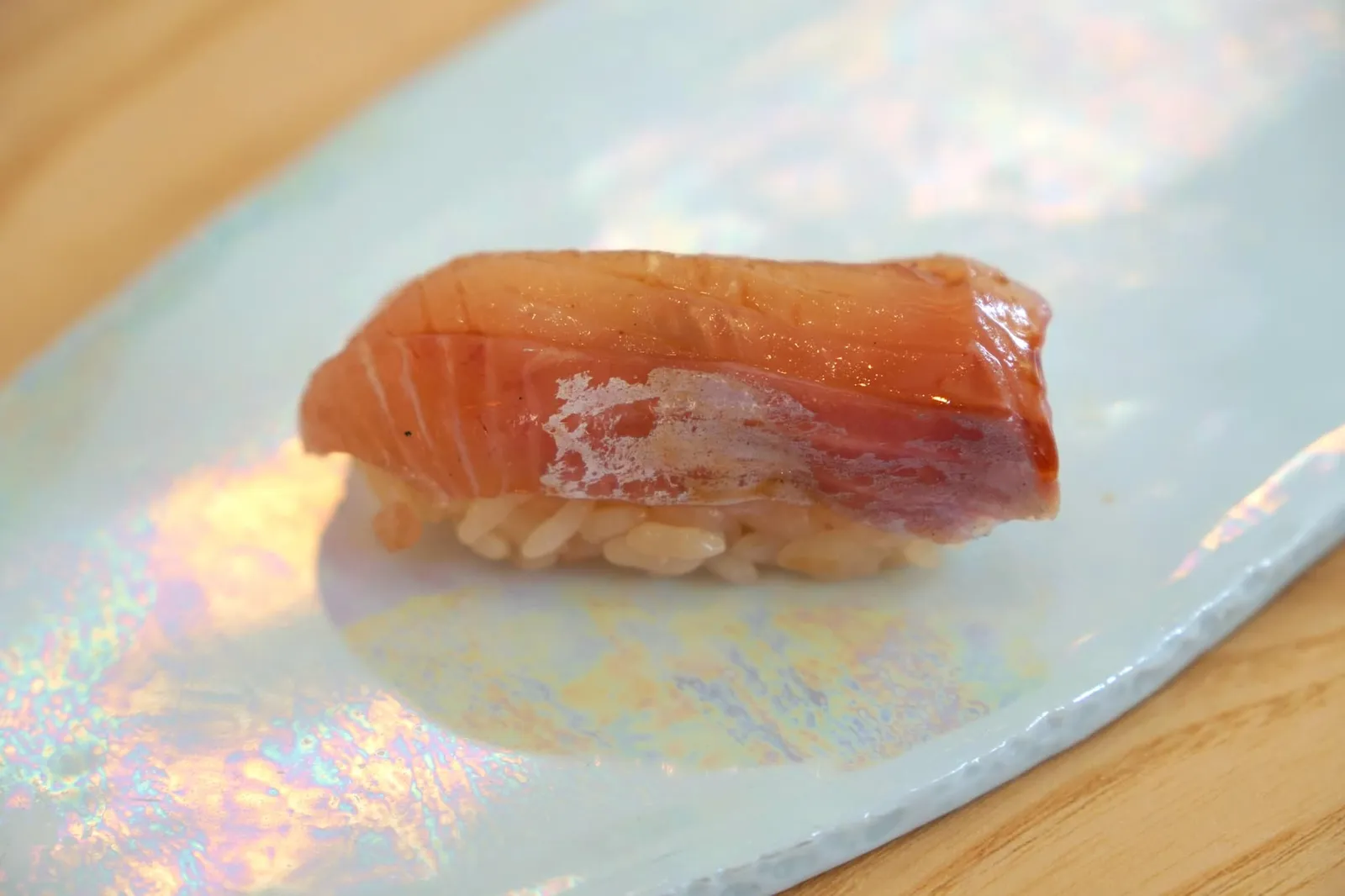 マス Ike-jime trout ถัดมาคือนิงิริ "Masu" หรือปลาเทร้าต์ ซึ่งเป็นปลาในกลุ่มแซลมอน เนื่องจากเนื้อปลาชิ้นนี้ถูกเตรียมโดยวิธีอิเคะจิเมะทำให้มีสีค่อนข้างสวยและมีเนื้อสัมผัสนุ่มกว่าเนื้อปลาเทร้าต์ทั่วไปแบบสัมผัสได้ (17/20)