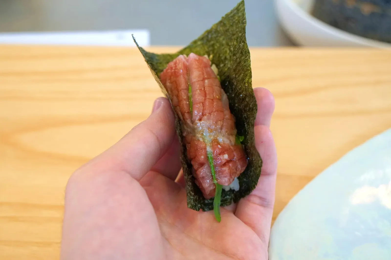 大トロ巻き Fatty tuna roll ตามธรรมเนียมเชฟจะทำมากิส่งมอบให้กับมือโดยในที่นี้คือ "Ootoro maki" ปลาทูน่าส่วนที่มีไขมันเยอะที่สุด เนื้อปลานุ่ม ละมุนลิ้น เเต่ยังละมุนน้อยกว่าร้านซูชิติดดาวมิชลินชั้นนำจากฝั่งเอเชียอยู่ขั้นหนึ่ง ด้วยความที่ปลาสดมากจึงมีกลิ่นหอมค่อนข้างเด่น พันด้วยสาหร่ายกรอบด้านนอกปิดท้ายอาหารคาวได้อย่างดี (18/20)