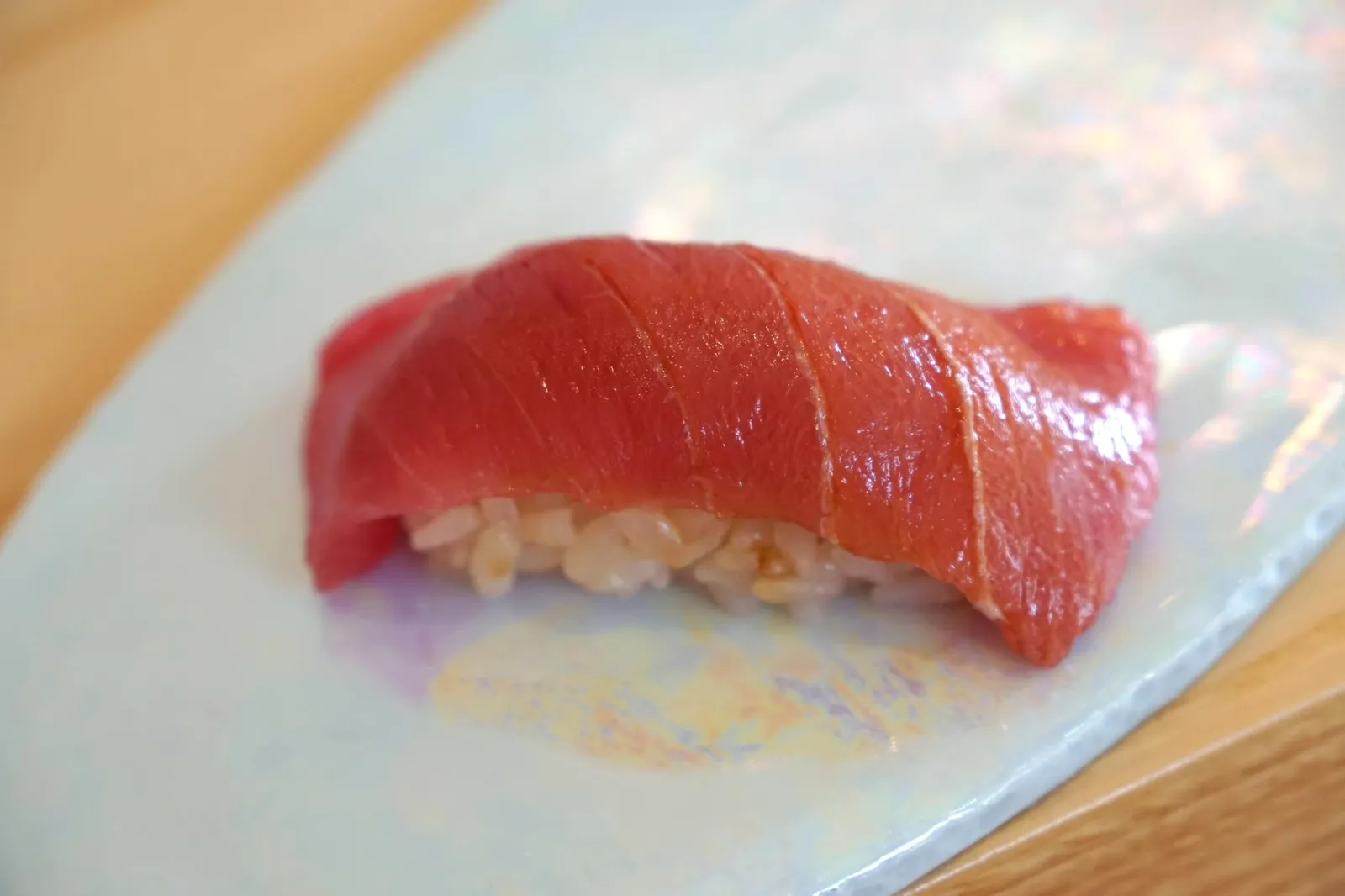 中トロ Medium fatty tuna มาถึงคำท้ายๆเชฟจะเริ่มเสิร์ฟนิงิริที่มีอัตราส่วนไขมันเยอะมากขึ้นโดยคำนี้คือ "Chutoro" เนื้อปลาทูน่าที่มีอัตราส่วนไขมันปานกลาง เนื้อปลาสด นุ่ม มีรสหวานใันตามธรรมชาติ ละมุนลิ้น แต่หากนำไปเทียบกับชูโทโร่ของปลาฝั่งญี่ปุ่นเเล้วทางนี้จะมีความหนึบมากกว่าเล็กน้อย (17/20)
