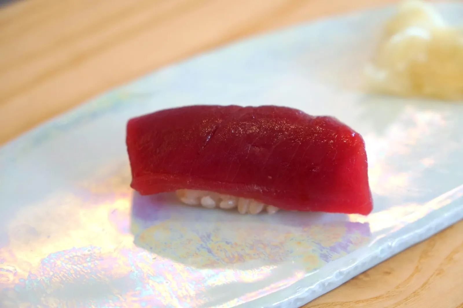 赤身 Red tuna นิงิริปลาทูน่าส่วน "Akami" รสชาติอยู่ในเกณฑ์มาตรฐาน เนื้อปลาสีเเดงสวยเเสดงถึงความสดของวัตถุดิบ เนื้อสัมผัสนุ่มพอใช้เเต่ยังสัมผัสได้ถึงความหนึบที่มากเกินไปเล็กน้อย หากเทียบกันกับปลาทูน่าดีๆจากน่านน้ำญี่ปุ่นที่เสิร์ฟในร้านซูชิติดดาวมิชลินฝั่งเอเชีย คำนี้ถือว่ายังเทียบชั้นไม่ได้ (16/20)