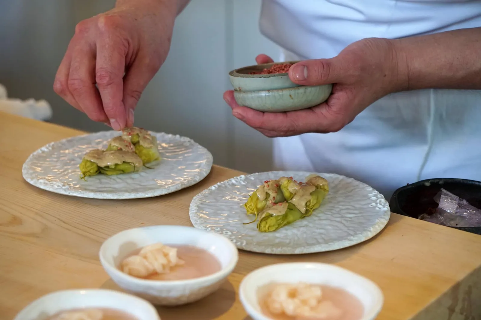 プンタレルのサラダ 刺身 Puntarelle tsukemono, seaweed jam sauce ทันทีที่เราทานเสร็จ อาหารคอร์สถัดไปก็ถูกจัดเตรียมต่อเนื่องกันทันที