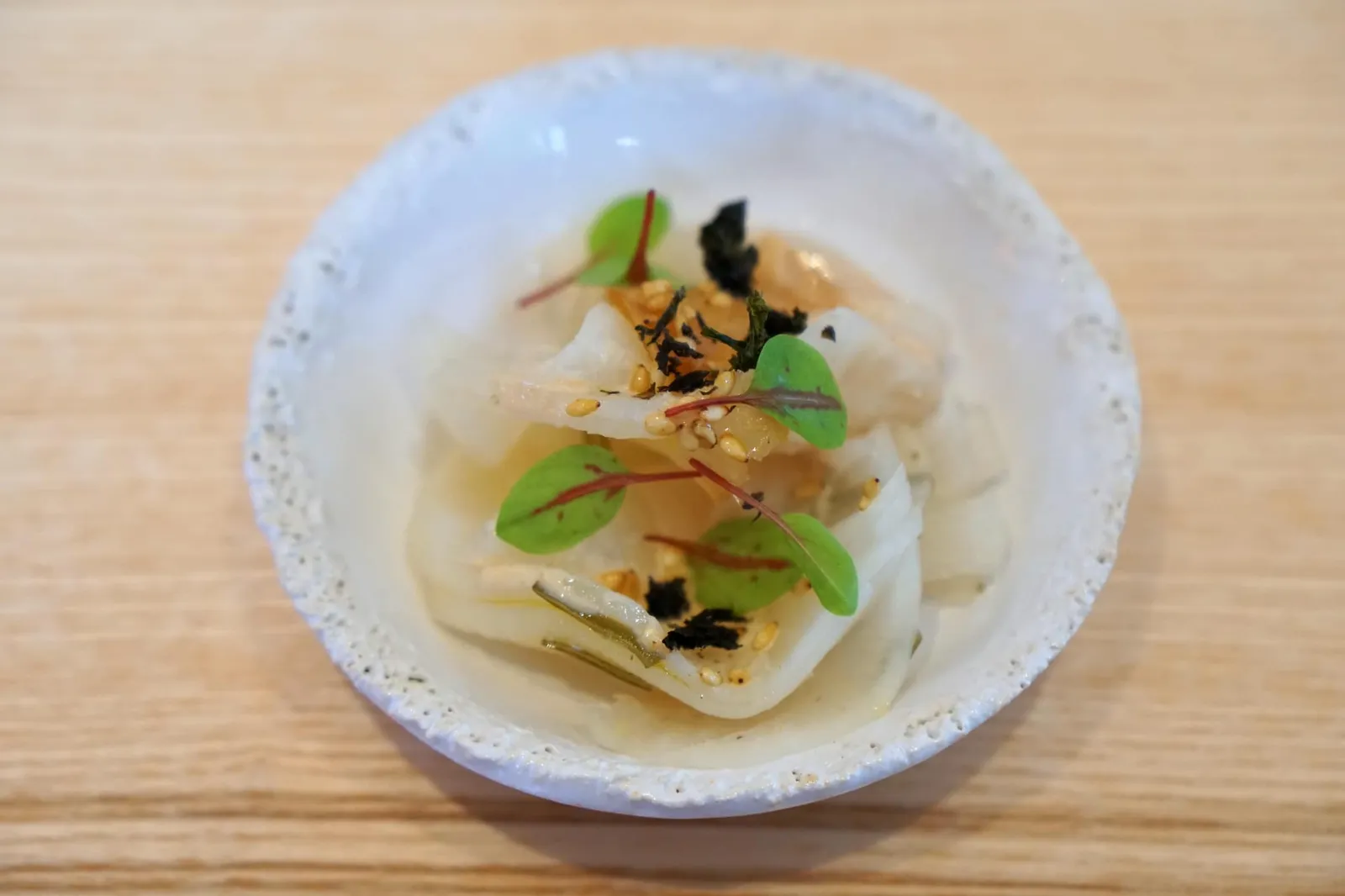 柚子、魚醬、根セロリのカクテル 大根の柚子胡麻和え Celery root extraction, saké, yuzu and sardine garum with: Daïkon radish twirl, white sesame sauce and confit yuzu ถัดมาคือเมนูที่จัดเสิร์ฟมาพร้อมกันกับจานก่อนหน้านี้เป็นหัวไชเท้าญี่ปุ่นที่เชฟหั่นออกมาเป็นแผ่นเกลียวบางๆขดไปมา มีเนื้อสัมผัสเคี้ยวกรอบ ด้านบนมีงาขาวทานเเล้วสัมผัสได้ถึงกลิ่นที่หอมคลุ้งอยู่ในปากประกอบกับส้มยูซูที่ผ่านการกงฟีทอปอยู่ด้านบน ทั้งรู้สึกสดชื่นและยังช่วยเรียกน้ำย่อยกระตุ้นความอยากอาหารได้ดีอีกด้วย (17/20)
