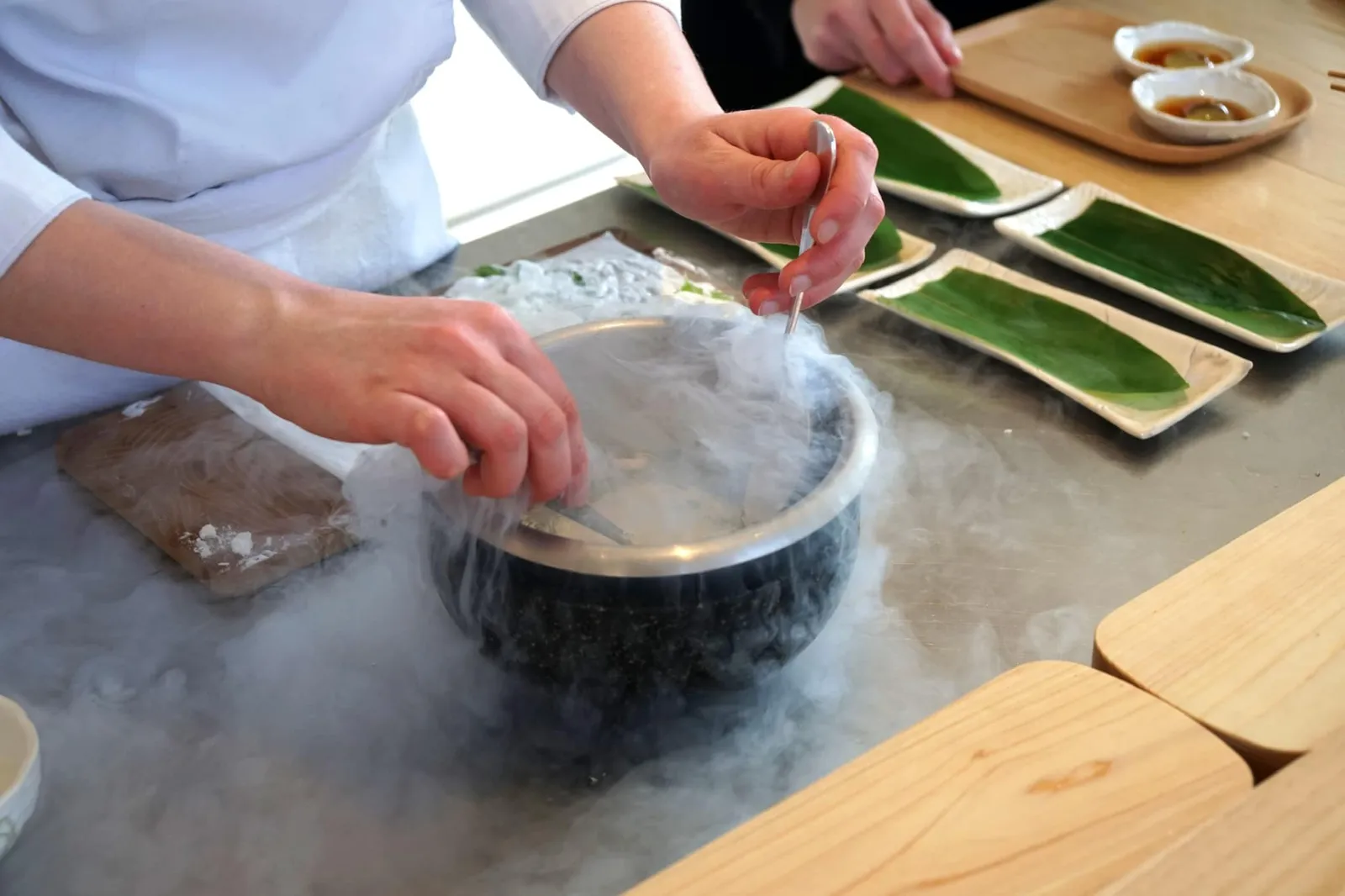 青紫蘇の冷製天麩羅 Shiso modern tempura and celery root pearl ถัดมาเชฟกำลังจัดเตรียมขนมหวานจานถัดไปให้กับเราคือโมเดิร์นเทมปุระนั่นเอง (15/20)