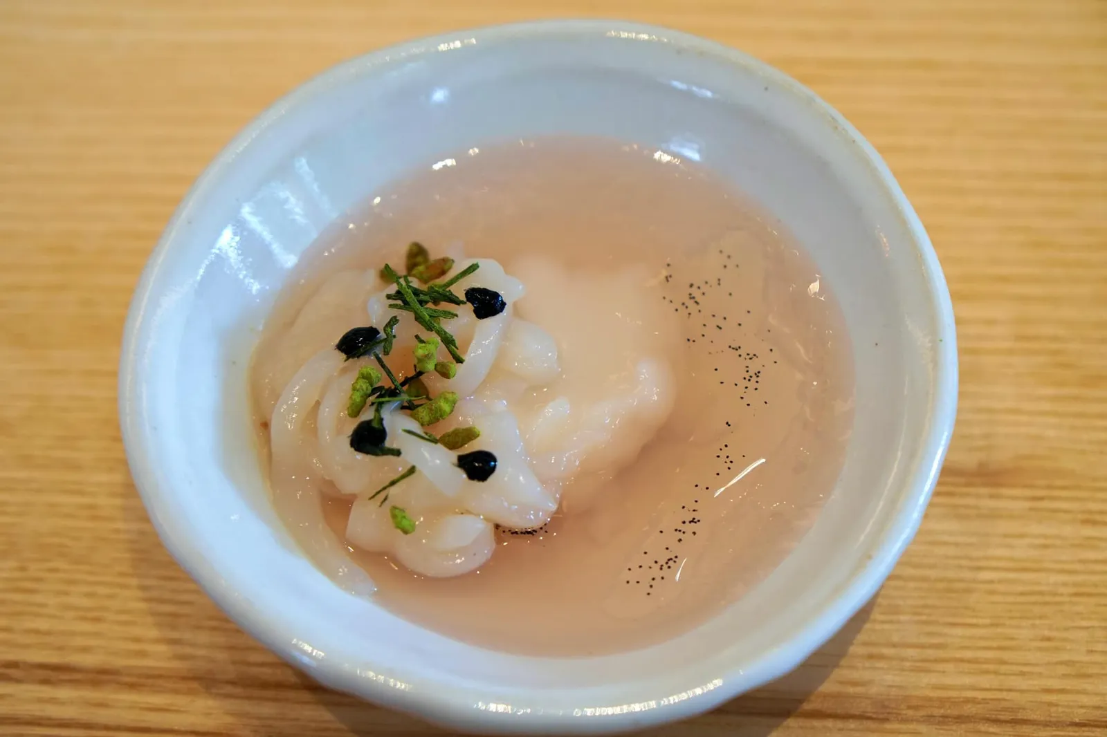 昆布だしのゼリー 帆立貝 すだち Kombu broth jelly with rice cream and scallop เบรคคั่นกลางนิงิริซูชิด้วยเจลลี่ทำจากน้ำสาหร่ายคอมบุทานกับครีมข้าวเนื้อเนียนเเละทาทาร์หอยเชลล์ที่มีส่วนผสมของวานิลลา เนื้อหอยเชลล์ถูกสับมาละเอียด มีรสชาติหวานเด่น เนื้อสัมผัสนุ่ม มีกลิ่นของวานิลลาเบาๆ ตัวเจลลี่มีความอุมามิ ทานเเล้วรู้สึกสดชื่นมากๆ (17/20)