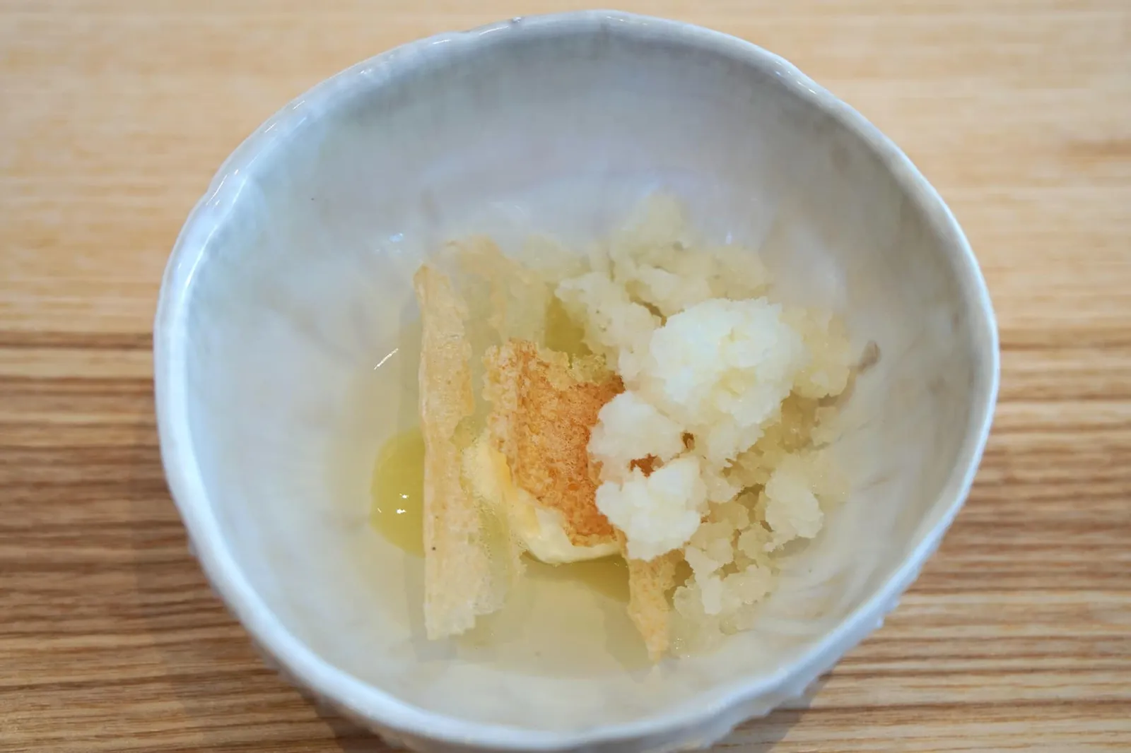 葡萄 柚子 イジニ生クリーム Confit grape with yuzu, saké jelly and Isigny cream เริ่มต้นขนมหวานจานเเรกด้วยองุ่นที่นำไปกงฟีกับยูซูจนมีรสหวานอมเปรี้ยวนิดๆรองอยู่ด้านล่าง ไฮไลท์คือความนุ่ม ละมุน ขององุ่นที่โดดเด่นเกินหน้าเกินตาใครๆ รองด้านล่างด้วยเจลลี่ทำจากสาเกมีรสขมตัดกันกับความหวานขององุ่นได้อย่างดี ยังมีองค์ประกอบของครีมอิซินญี่ให้รสหวานครีม อร่อยสุดๆ (18/20)