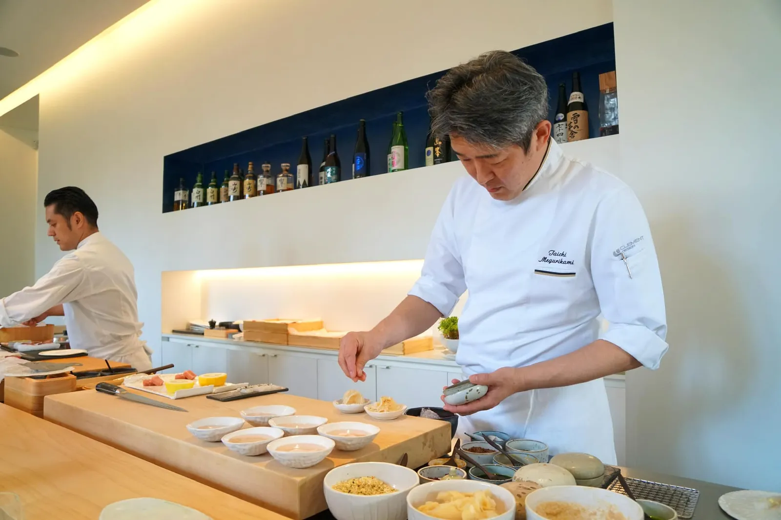 ในเดือนมิถุนายนของปี 2018 เชฟ Yannick Alléno ได้รับความร่วมมือกับเชฟชาวญี่ปุ่น Yasunari Okazaki (คนซ้าย) เเละผู้ช่วยคือเชฟ Taichi Megurikami (คนขวา) เปลี่ยนบริเวณชั้นล่างของอาคารให้กลายเป็นร้านซูชิเเละใช้ชื่อว่า L'Abysse
