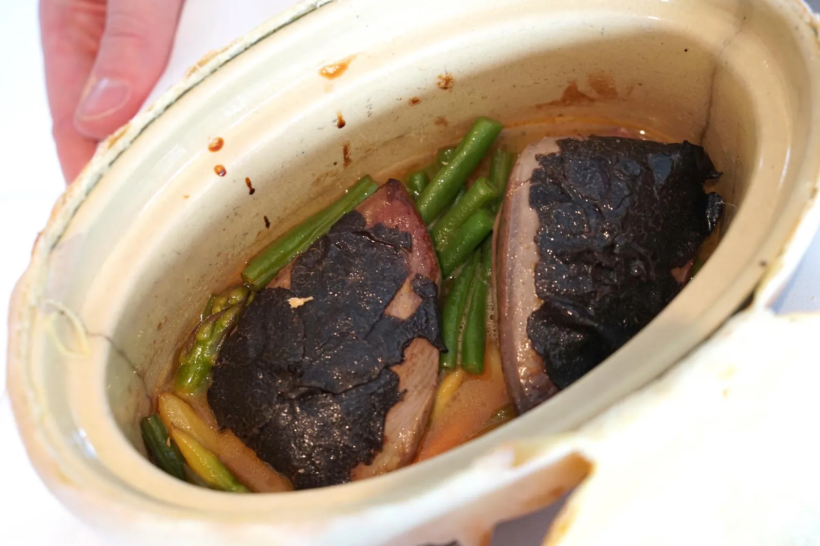 Bäeckeoffe of »Mieral«-Pigeon (58 €) Truffle jus, Vegetable Ragout เปิดออกมาจะพบกับเนื้อส่วนอกของนกพิราบและ Market Vegetables ทอปด้านบนด้วย Périgord Black Truffle นอกจากนี้เชฟยังใส่ด้วย Truffle jus ลงไปด้วย (17/20)