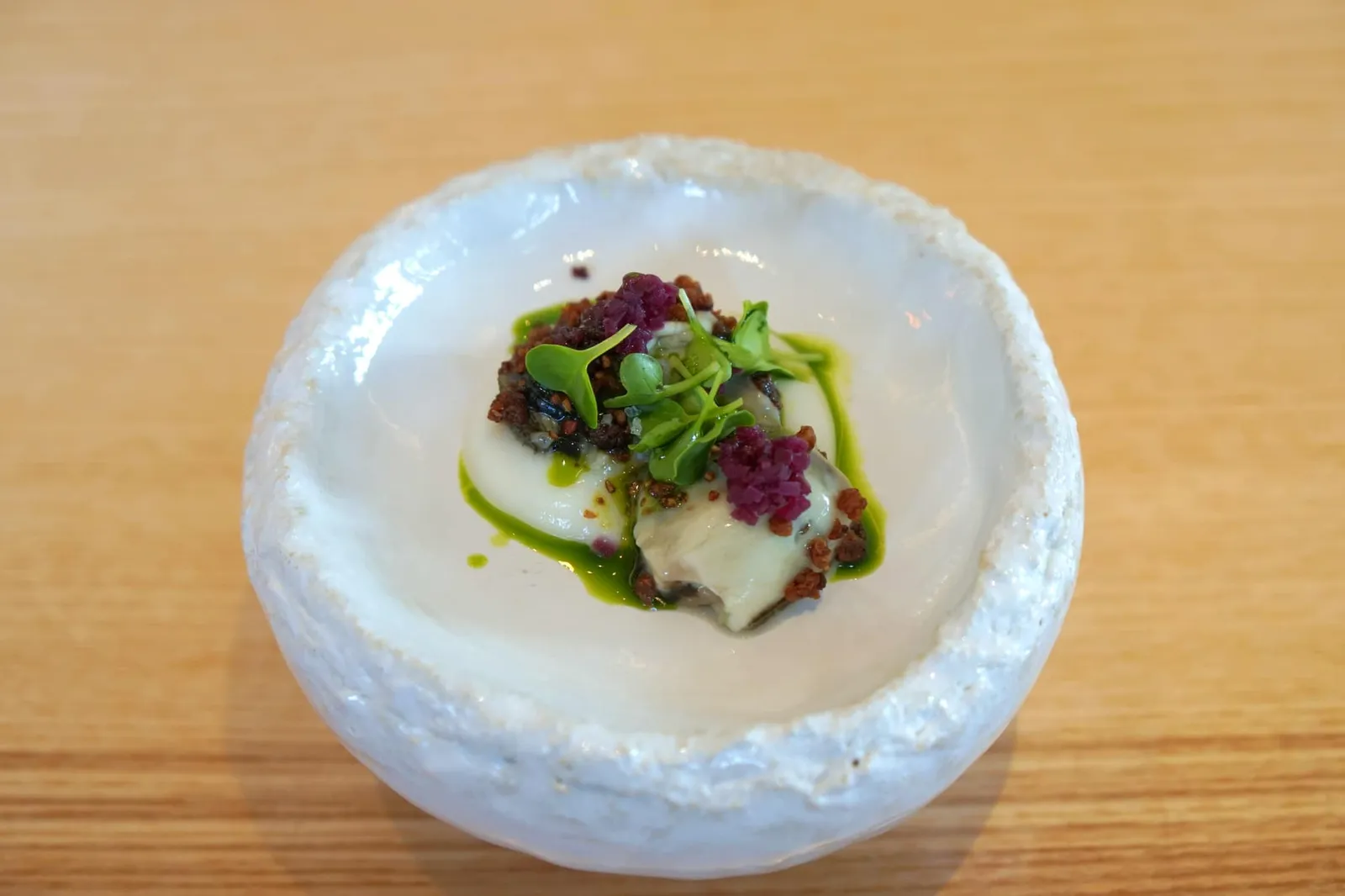 牡蠣 カリフラワー Special oyster with cauliflower and dill jus ถัดมาคือหอยนางรมสดของฝรั่งเศส ไร้ซึ่งกลิ่นคาว ข้างกันคือครีมสีขาวทำจากกะหล่ำดอกทานเเล้วรับรู้ได้ถึงความครีมมี่เเละความเนียน ทอปด้านบนด้วย Japanese buckwheat mustard และหอมแดงที่ถูกหั่นเต๋าเป็นชิ้นเล็กๆเพิ่มความกรอบให้กับจาน ส่วนน้ำสีเขียวด้านล่างคือ Dill jus ทั้งทุกองค์ประกอบรวมกันให้ความรู้สึกสดชื่นมากๆ (16/20)