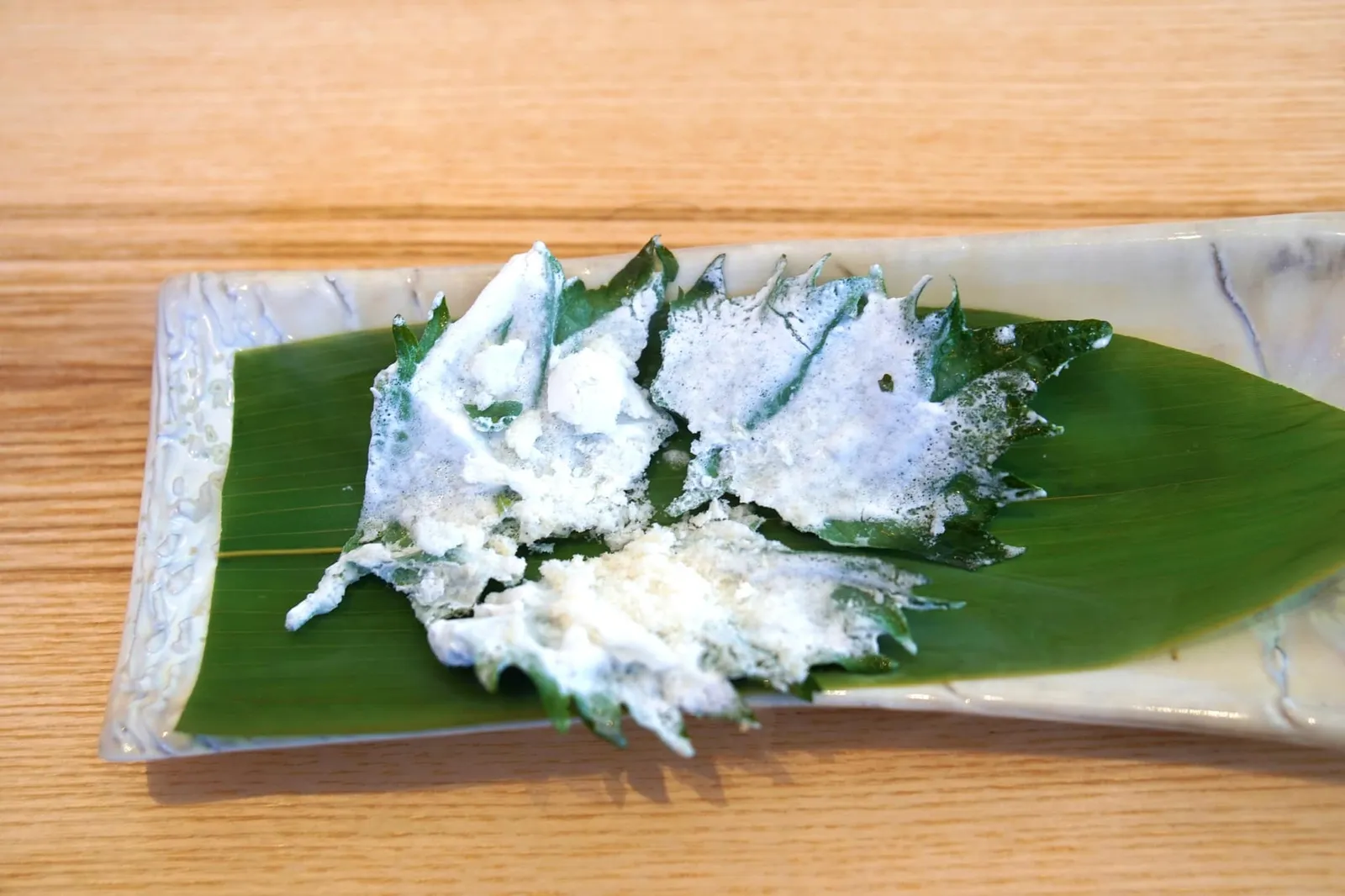 青紫蘇の冷製天麩羅 Shiso modern tempura and celery root pearl เทมปุระเเบบโมเดิร์นที่ได้จากการนำใบชิโสะไปแช่ในไนโตรเจนเหลวจนเเข็งกรอบเเต่ยังมีความขมของใบชิโสะติดอยู่ (15/20)