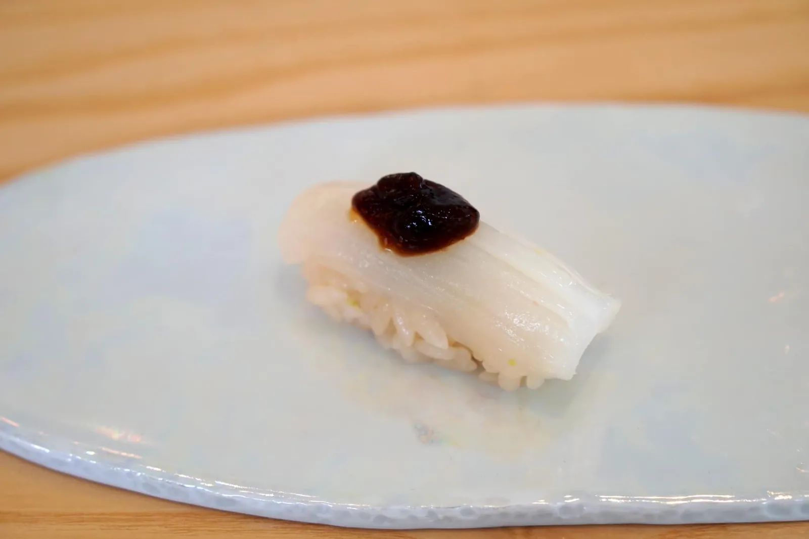 烏賊 Cuttle fish ถัดมาคือ Cuttlefish with soy condiment ด้านล่างเป็นนิงิริซูชิหมึกกระดองหรือ "Ika" ที่ปั้นมาเป็นคำแบบดั้งเดิมมีเนื้อสัมผัสเคี้ยวหนึบและมีรสหวานเล็กน้อย ทานคู่กับซอสด้านบนให้รสเค็มอ่อนๆและยังช่วยชูรสหวานเบาๆของหมึกให้มีความกลมกล่อมมากยิ่งขึ้น บอกได้เลยว่าเราไม่มีทางเห็นคอมบิเนชั่นเเบบนี้จากร้านซูชิแบบดั้งเดิมอย่างเเน่นอน (18/20)
