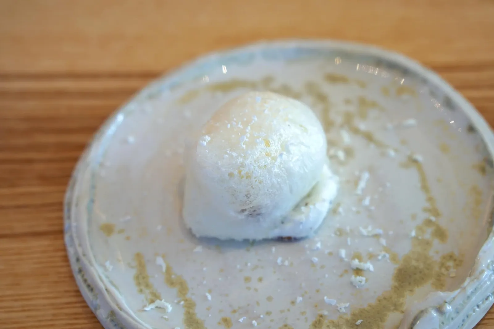 餅のデザート 栗とブラックトリュフの クリーム Black truffle crispy mochi, chestnut chunk ปิดท้ายด้วยขนมโมจิที่มีผิวด้านนอกกรอบทำมาจากข้าว ด้านในมีองค์ประกอบของไวท์ช็อกโกแลตเคล้ากันกับกลิ่นหอมของเห็ดทรัฟเฟิล เสิร์ฟมาให้ทานแบบ One bite ปิดท้ายมื้ออาหารได้อย่างดี (17/20)