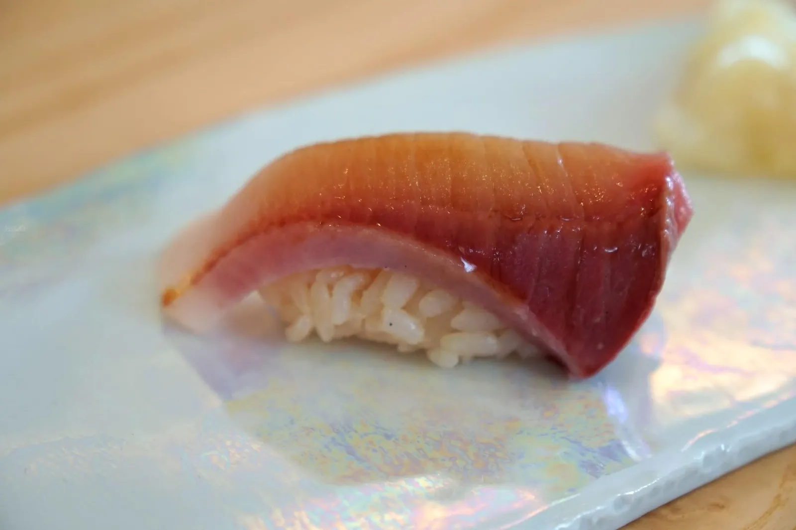 ハマチ Yellow tail อีกชิ้นที่เราชอบมากๆคือเนื้อปลา "Hamachi" ชิ้นโต ให้รสชาติหวาน เนื้อสัมผัสค่อนข้างหนึบกว่านิงิริคำอื่นๆ ชิ้นนี้ทานเข้าไปจะสัมผัสได้ถึงกลิ่นวาซาบิอ่อนๆ ช่วยชูรสของเนื้อปลาให้เด่นมากยิ่งขึ้น (18/20)