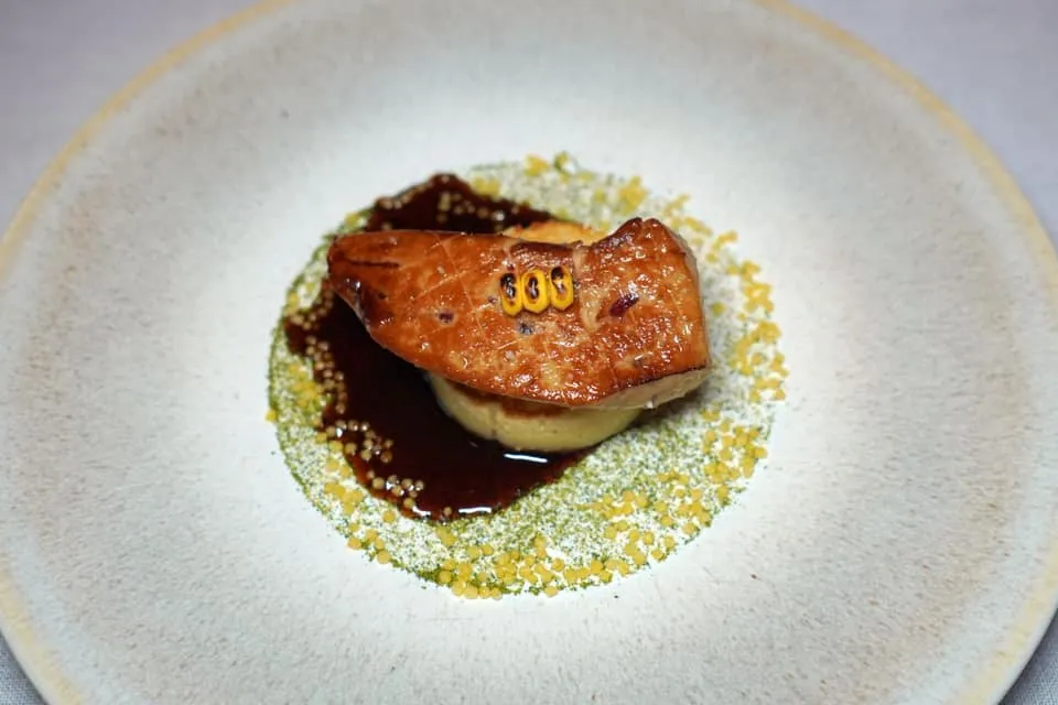 Duck foie gras Thick slice, fresh corn pancake, Saint Marcel honey, vegetable breadcrumbs, reduced in vinegar จากนั้นพนักงานจะเทราดซอส Viuex Vinaigre หรือน้ำส้มสายชูบัลซามิคเก่าที่ผ่านการรีดัคชั่นจนงวดทั้งยังมีส่วนผสมของน้ำผึ้งจาก Saint Marcel ลงไปด้วย (18/20)