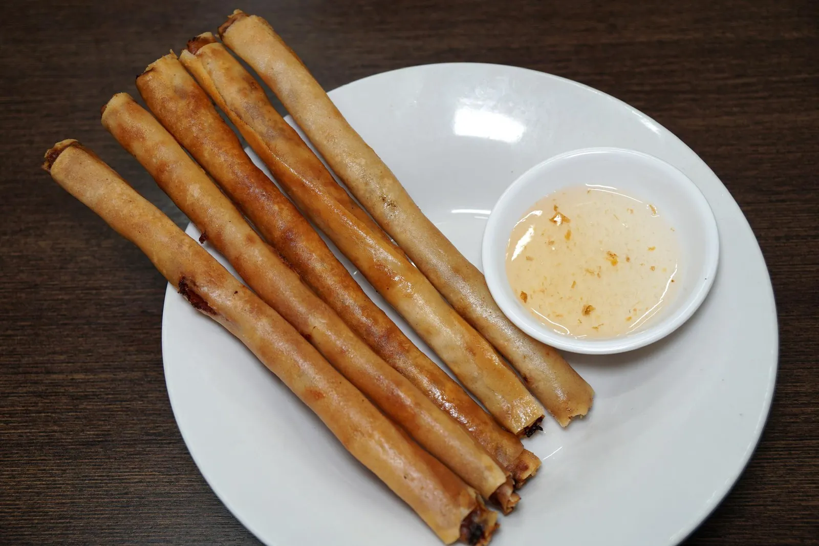ขลุ่ยปู (120) Crab Spring Roll สุดท้ายคือเมนูอาหารทานเล่นอย่างขลุ่ยปู ปอเปี๊ยะทรงกระบอกยาวมีเนื้อสัมผัสกรอบด้านนอกเเต่นุ่มด้านใน มีรสหวานเบาๆของเนื้อปู ทานกับน้ำจิ้มบ๊วยที่ทางร้านทำเองอร่อยใช้ได้เลยเหมือนกัน (13/20)