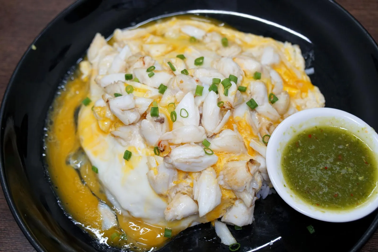 ข้าวไข่ข้นโคตรกรรเชียงปูม้า (380) Creamy Omelette with Crab Meat on Rice อีกเมนูที่เด็ดไม่แพ้ข้าวผัดโคตรปูถึงขนาดว่าเราเลือกทานไม่ถูกเลยต้องสั่งมาเพิ่มอีกจานคือข้าวไข่ข้นกรรเชียงปูม้า ทีเด็ดคือไข่ข้นที่เสิร์ฟมาเยิ้มๆกึ่งสุกกึ่งดิบ เสิร์ฟมาบนข้าวร้อนๆ ทานกับกรรเชียงปูจากจังหวัดสุราษฎร์ธานีชิ้นโตและน้ำจิ้มซีฟู้ดเข้ากันได้ดี อร่อยไม่แพ้กัน (15/20)
