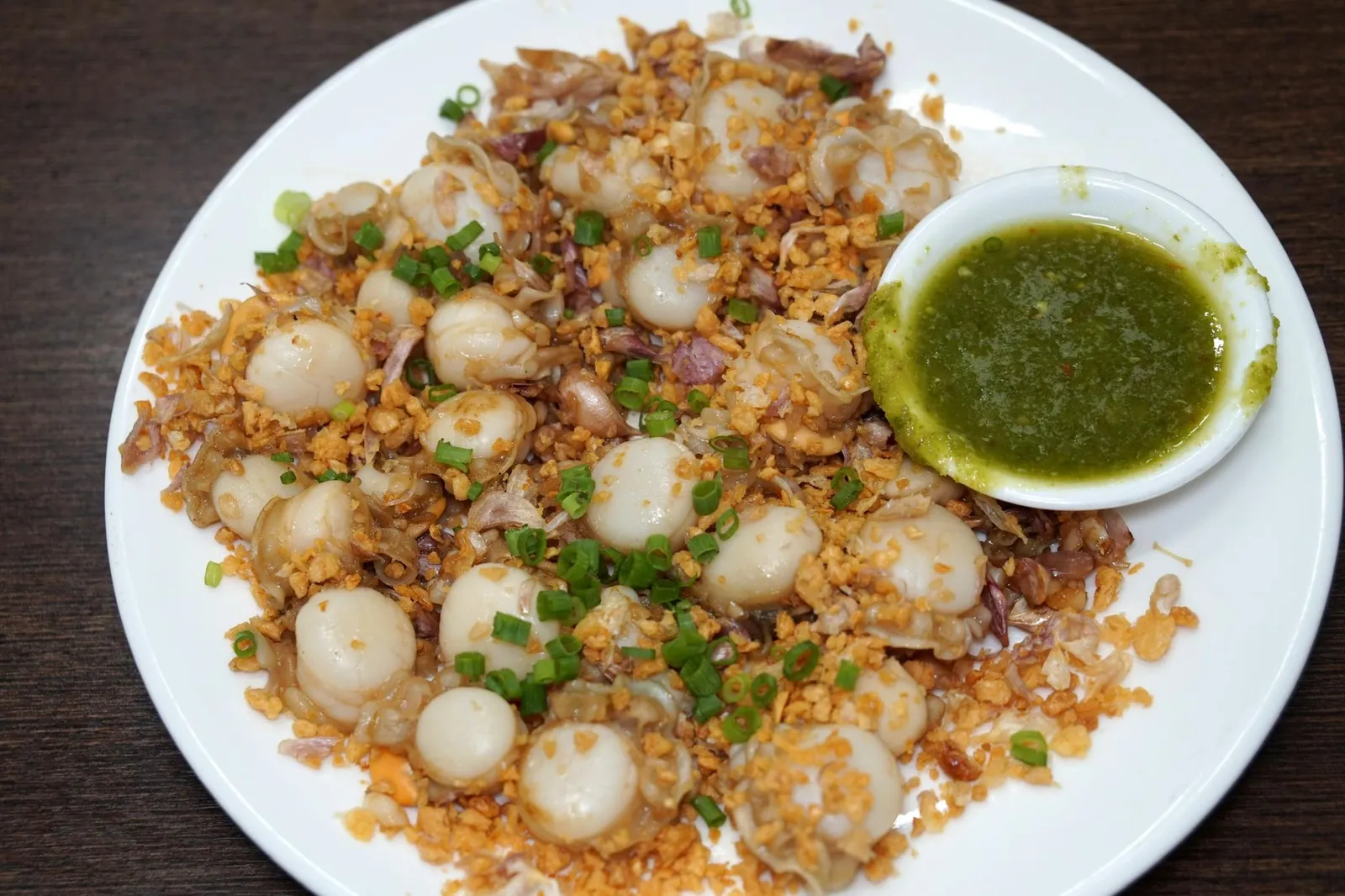 หอยเชลล์กระเทียมพริกไทย (300) Stir-fried Scallops with Garlic and Pepper มาร้านนี้เเม้จะมีเมนูไม่เยอะเเต่ทุกจานบอกเลยว่าอร่อยเหนือความคาดหมายทั้งหมด หอยเชลล์ไทยจากจังหวัดสุราษฎร์ธานีขนาดกำลังดีนำไปผัดกับกระเทียมเเบบล้นๆ เนื้อหอยเชลล์นุ่ม ไม่มีกลิ่นคาวใดๆ กลับกันกระเทียมพริกไทยที่ใส่มาก็กรอบ ไม่มีรสขม มไ่มันมากจนเกินไป (14/20)