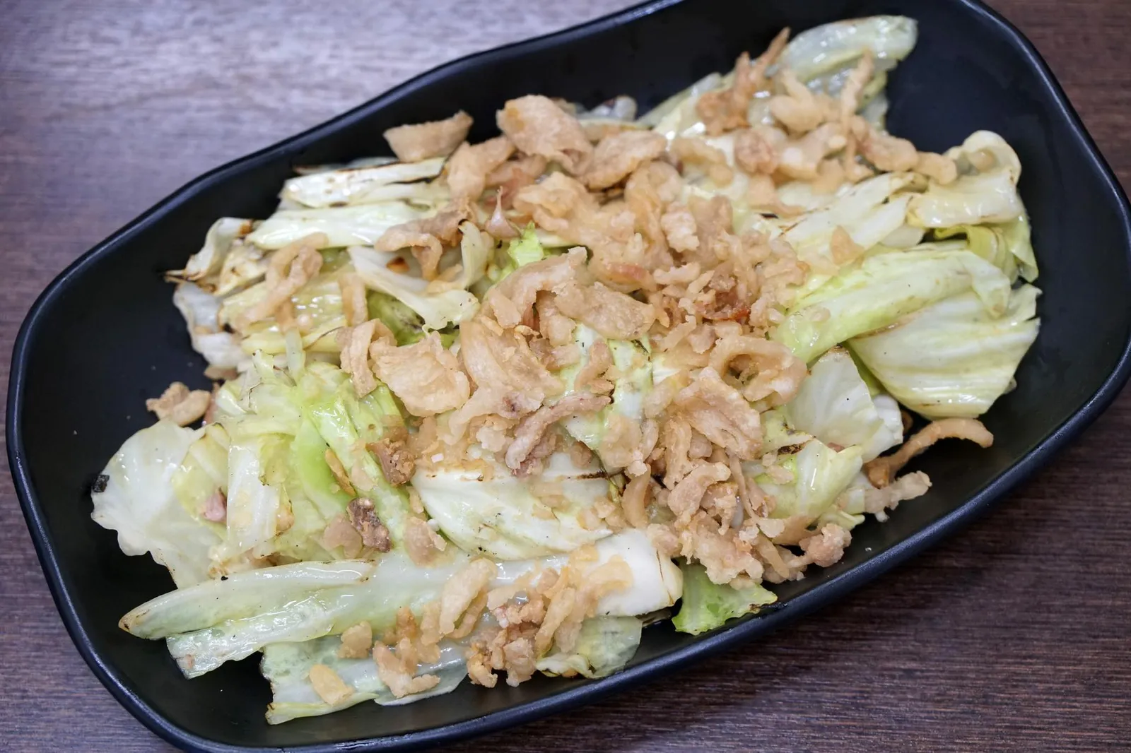 กะหล่ำปลีทอดน้ำปลากากหมู (80) Stir-fried Cabbage with Fish Sauce and Pork Crackling กะหล่ำปลีทอดน้ำปลาในวันที่เราไปรสชาติค่อนข้างธรรมดาไปสักหน่อย กะหล่ำปลีและกากหมูที่ร้านทำเองกรอบก็จริงเเต่ความกลมกล่อมและกลิ่นหอมของน้ำปลาชั้นดียังไม่ออกมาให้เห็นมากนัก (11/20)