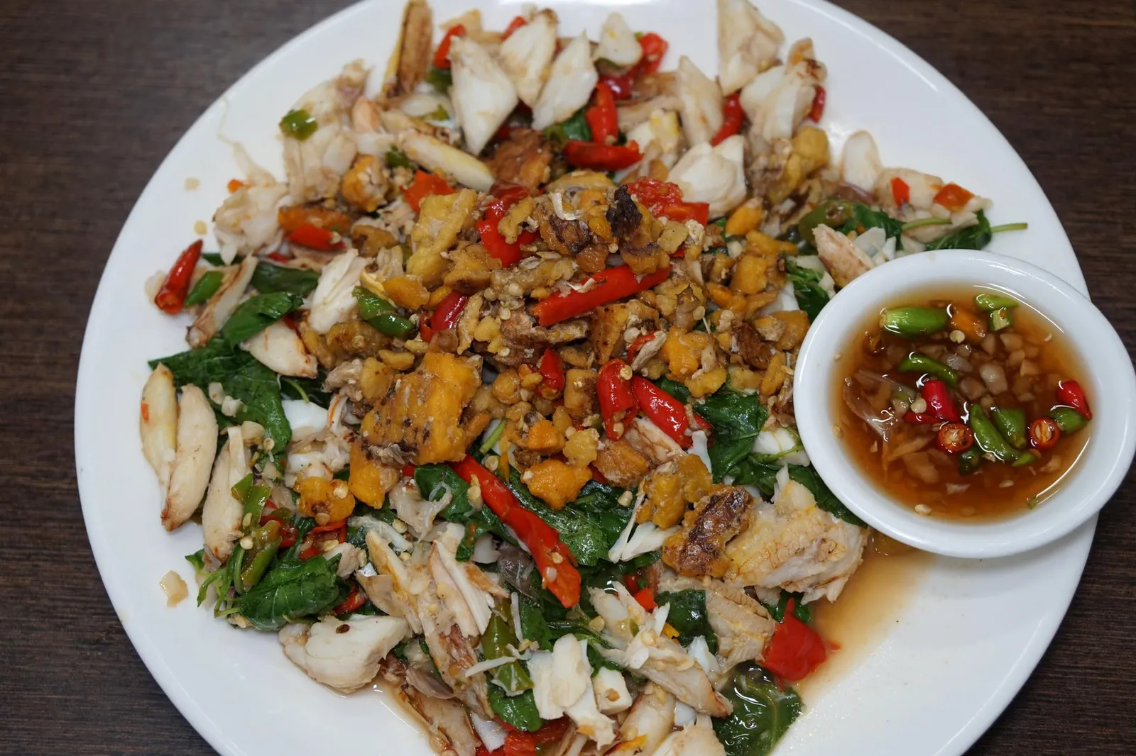 กระเพราปู เฮียให้ไข่ปู (420) Spicy Stir-fried Crab & Basil อีกหนึ่งเมนูเเนะนำของทางร้านคือกระเพราปูรสเผ็ดจัดจ้าน หอมกลิ่นใบกระเพรา เนื้อปูสดหวาน ทุกอย่างดีงามหมด จะมีก็เพียงเเต่ไข่ปูที่ใส่มาจนล้นจานซึ่งดูเหมือนจะมากเกินไปนิดเพราะเมื่อทานเเล้วจะมีกลิ่นเฉพาะตัวของไข่ปูเเซงกลิ่นหอมของกระเพราขึ้นมาจนรู้สึกไม่สมดุล (12/20)
