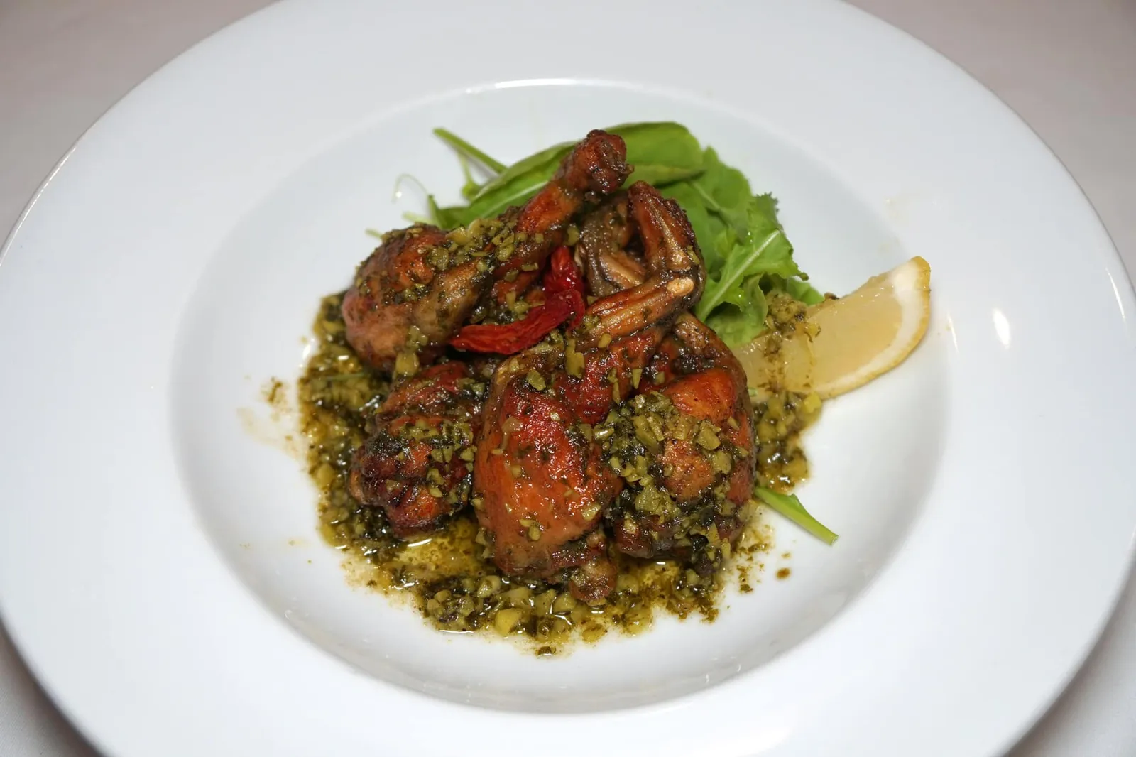 Deep Fried Frog Legs (490++) Fried frog legs sautéed with garlic butter, lemon wedge and sun-dried tomato ถัดมาคือเมนู “ขากบทอด” ที่ทางร้านคัดมาเฉพาะไซซ์ใหญ่ยักษ์เท่านั้น นำไปลงทอด แล้วจึงมาผัดกับซอส Café de Paris พร้อมเติมไวน์ขาวลงไปอีกทีหนึ่ง ปกติแล้วขากบเป็นหนึ่งในวัตถุดิบที่มักทำออกมาสุกจนเกินไปด้วยขนาดที่เล็กกว่าน่องไก่ แต่ที่ Aubergine Garden กลับทำออกมาได้ดีคือมีความฉ่ำนุ่มซึ่งเป็นเอกลักษณ์ของเนื้อกบ ซอสเนยกระเทียมหอมเด่นชัด เราแนะนำมากๆให้บีบเลมอนทั่วๆจานก่อนทานเพื่อช่วยบาลานซ์โทนของรสชาติให้กลมกล่อม
