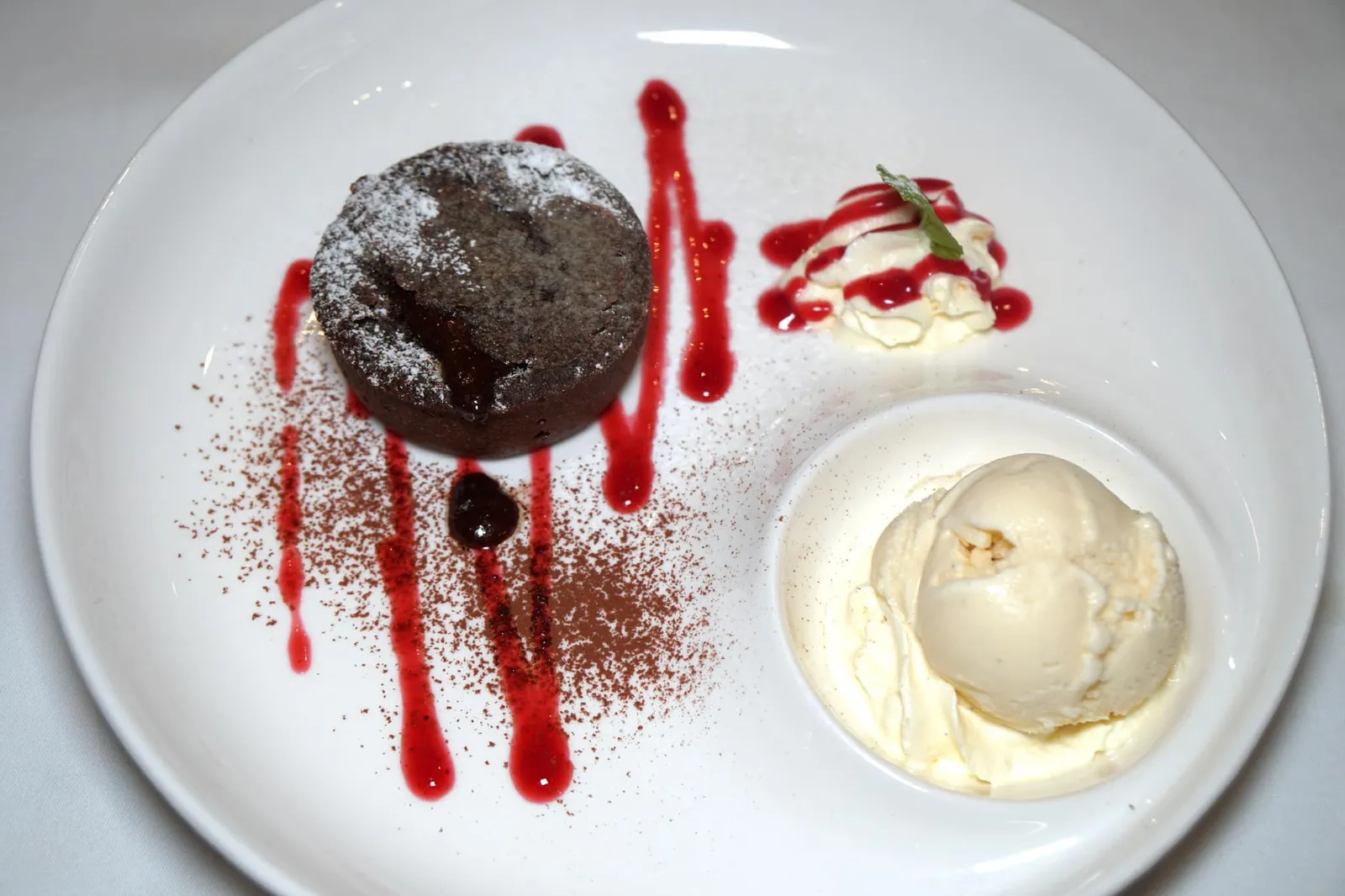 Warm Chocolate Fondant (390++) Chocolate cake lava served with vanilla ice cream and raspberry sauce สำหรับของหวานขอเริ่มต้นที่เมนูคลาสสิคอย่าง “ช็อกโกแลตฟองดองท์” เสิร์ฟมาอุ่นๆ ใช้ช้อนตัดเบาๆจะมีช็อกโกแลตลาวาไหลเยิ้มออกมาจากภายใน ทานสลับกับไอศกรีมวานิลลาเย็นๆเข้ากันดีเป็นที่สุด