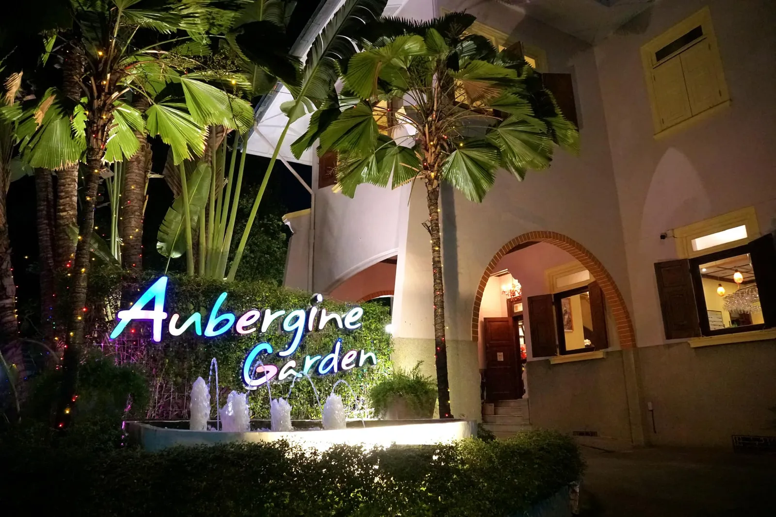 Aubergine Garden ตั้งอยู่ในซอยศาลาแดง 1/1 มองจากภายนอกเป็นบ้านสองชั้นสไตล์โคโลเนียลสีขาวอายุเกือบ 100 ปีที่เคยถูกใช้งานเป็นสถานฑูตออสเตรเลีย รัสเซีย และอเมริกา บริเวณโดยรอบมีที่จอดรถกว้างขวางซึ่งหาได้ยากมากสำหรับห้องอาหารในย่านสีลม