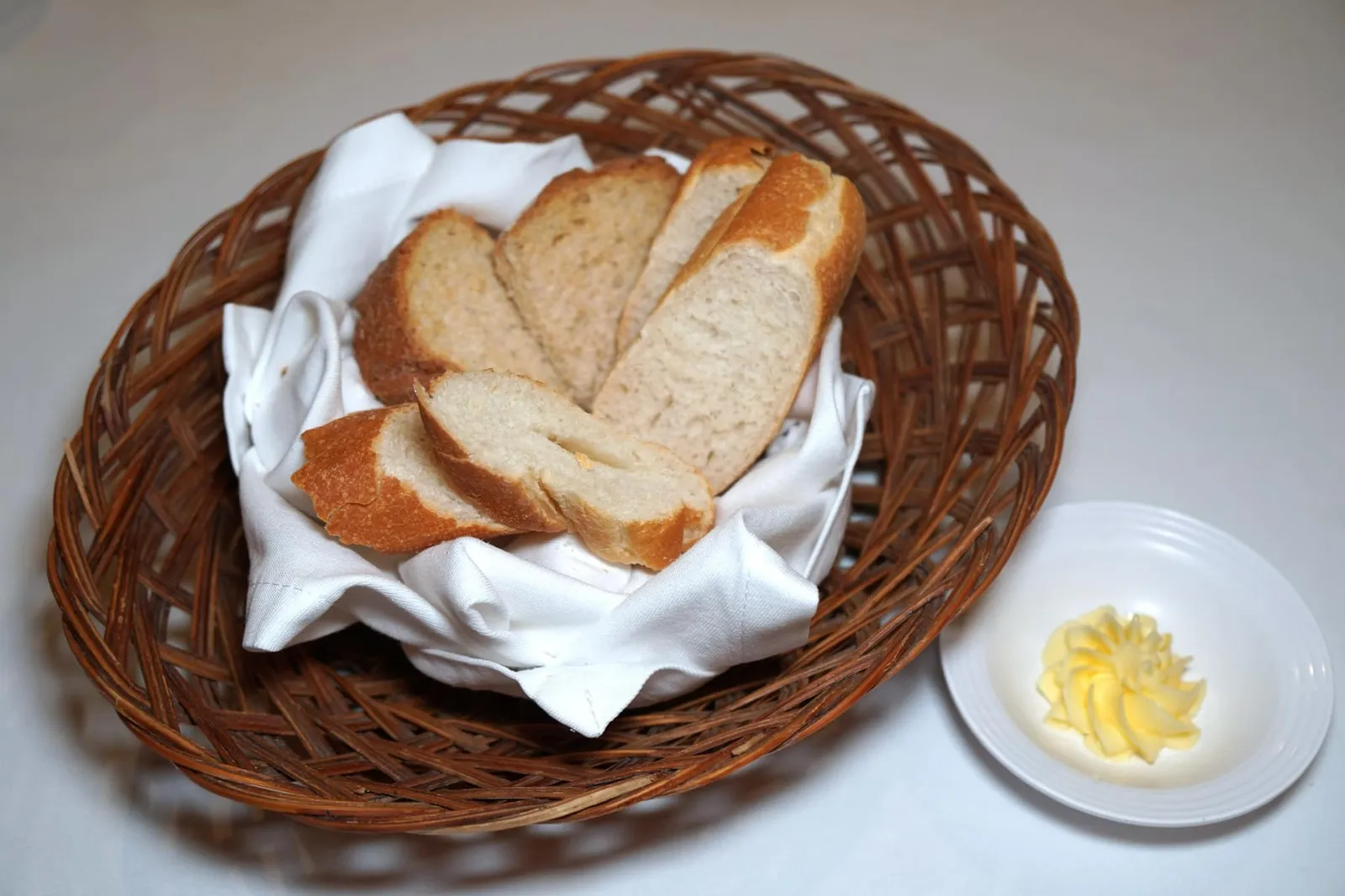 Bread And Butter (Complimentary) ระหว่างรออาหารพนักงานจะนำเสิร์ฟเซ็ตขนมปังและเนยโดยลูกค้าสามารถขอเพิ่มได้เรื่อยๆตลอดมื้ออาหาร