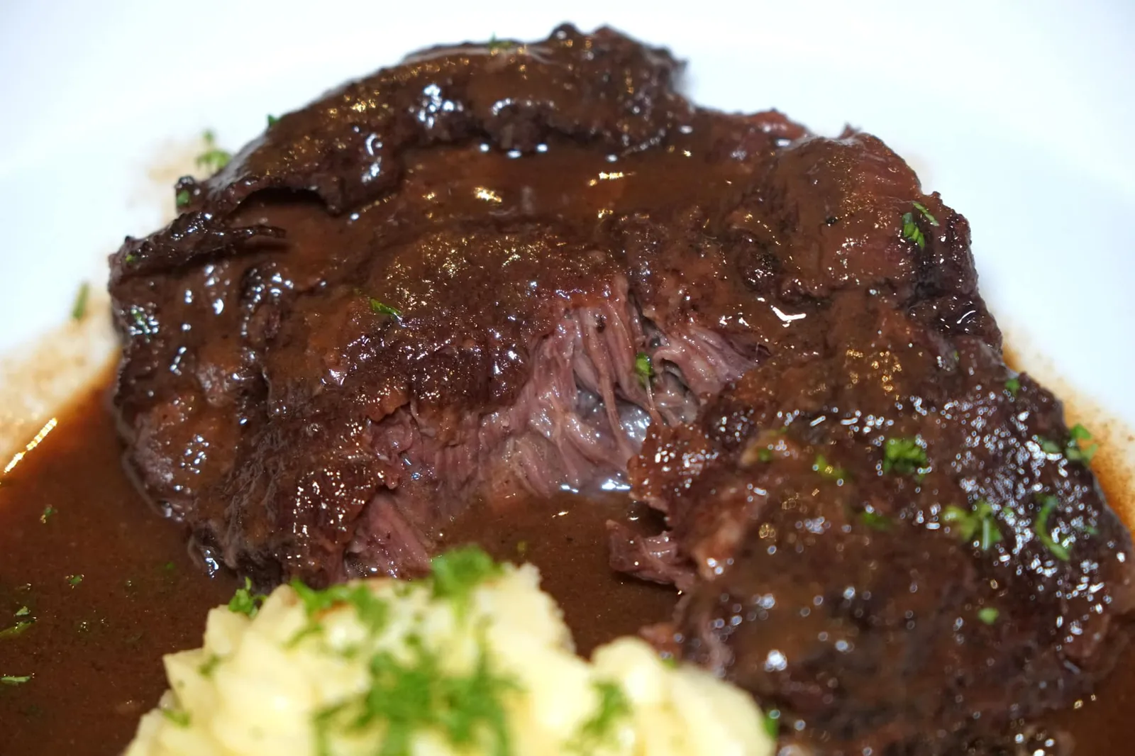 Beef Cheek Bourguignon (790++) Beef cheek stew braised in red wine and brown stock served with mashed potato อย่าลืมใช้มีดตัดเป็นชิ้นขนาดพอดีคำ เติมแมชโพเทโท่สักนิด ปิดด้วยการจิ้มซอสไวน์แดงก่อนนำเข้าปาก เนื้อแก้มนุ่ม ละมุนลิ้นมากๆ น้ำซอสไวน์แดงหอม มีความเข้มข้นกำลังดี บอกเลยว่าอร่อยสมกับเป็นเมนูแนะนำของร้านจริงๆ