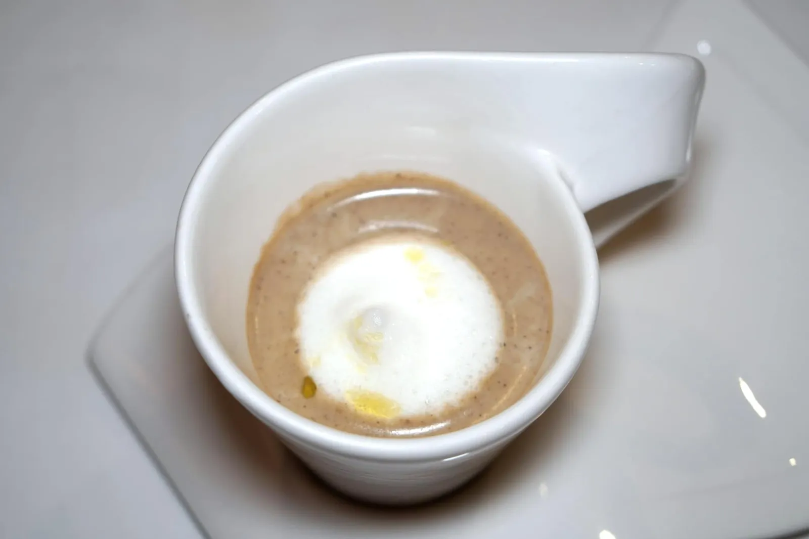 Truffle Cappuccino Soup (490++) Black truffle soup topped with milk foam and truffle essence คั่นกลางด้วยซุปทรัฟเฟิลจากประเทศอิตาลีเสิร์ฟมาในแก้วเพื่อให้ยกดื่มได้ง่าย เนื้อสัมผัสนุ่ม หอม ด้านบนทอปด้วยโฟมนมสุดครีมมี่ เชฟเสิร์ฟมาร้อนๆ ตัดความมันจากรสของเนยและของทอดจานอื่นๆได้อย่างดี