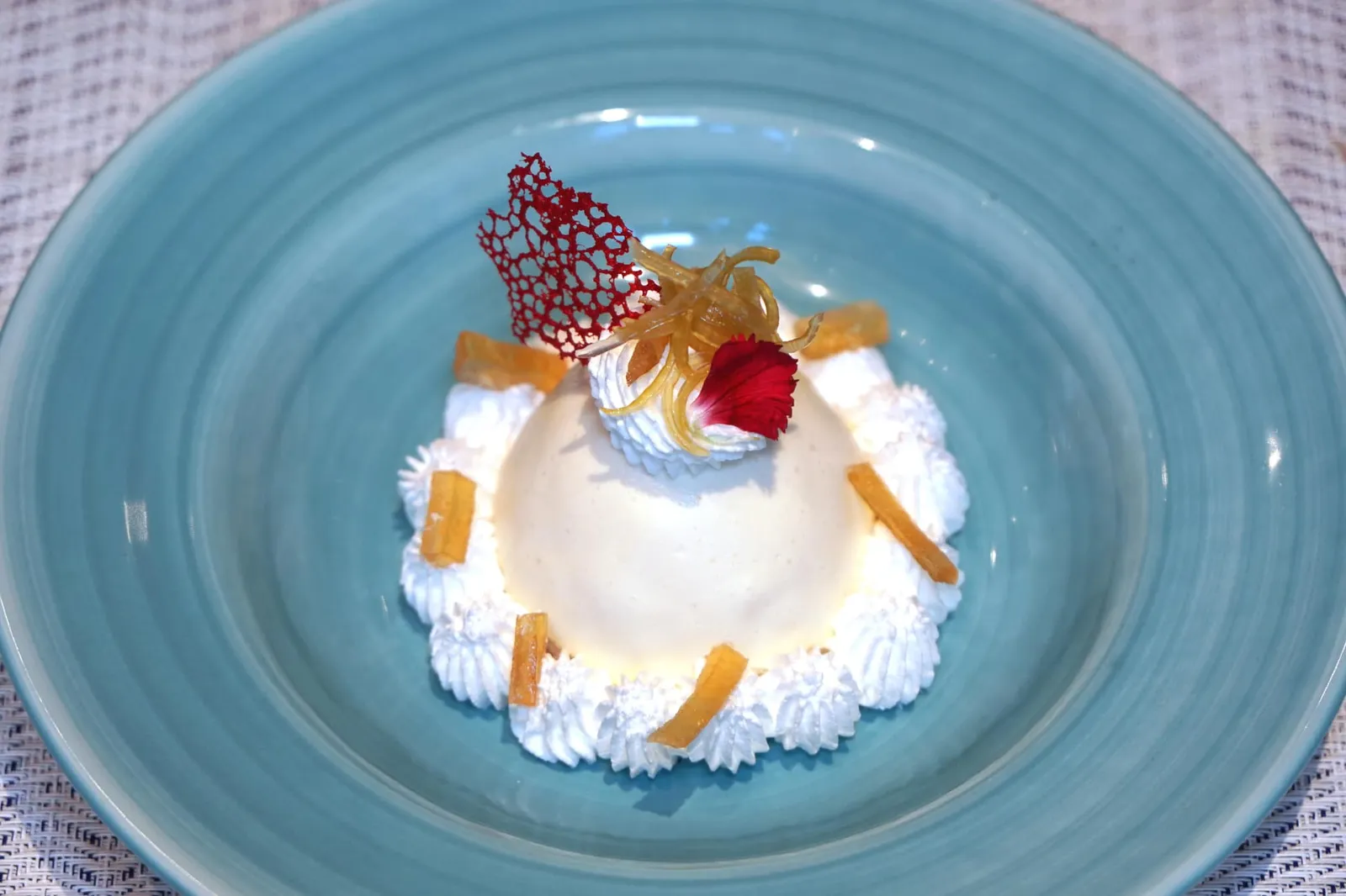 Delizia Al Limone (290++) Amalfi coast lemon sponge dome, light whipped cream, lemon custard, limoncello ขนมหวานจานเด็ดของทางร้านคือ “เดลิเซีย อัล เลโมเน่” มีจุดเด่นคือการใช้วัตถุดิบระดับโลกอย่างเลมอนนำเข้าจากอะมัลฟี่โคสทางตอนใต้ของประเทศอิตาลีมาใช้เป็นวัตถุดิบหลักทำเป็นรูปโดมทรงกลม รสชาติเปรี้ยวนิดๆ มีกลิ่นหอมเด่นใช้ได้ ด้านข้างคือวิปปิ้งครีม เลมอนคัสตาร์ด มีรสขมเบาๆชองเลมอนเซลโล่นิดๆ ด้านบนทอปด้วยแคนดี้เลมอนเคี้ยวหนึบ (12/20)
