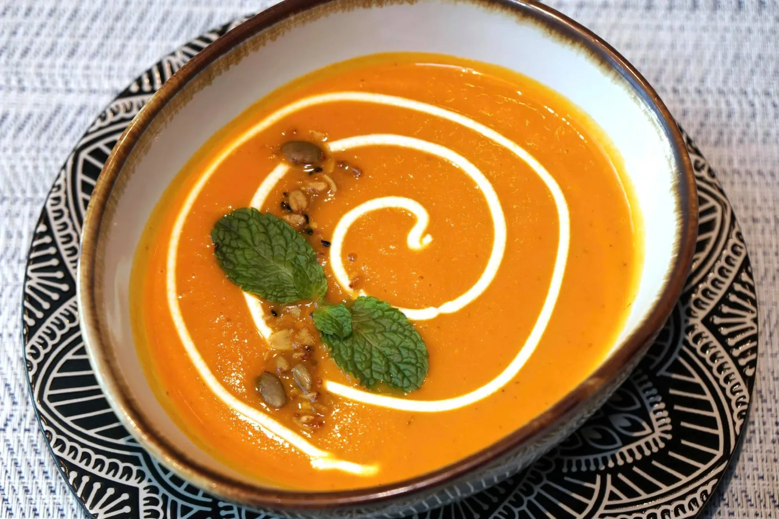 Carrot and Cumin Cream Soup (240++) Burnt butter curry granola ถัดมาคือเมนู “ซุปแครอทและขมิ้น” เนื้อนุ่มเนียน ทานแล้วให้กลิ่นของขมิ้นและแกงเด่นชัดเจนแต่ไม่แรงจนเกินไป ด้านล่างมีกราโนล่ากรอบช่วยเพิ่มมิติทางเนื้อสัมผัส (12/20)