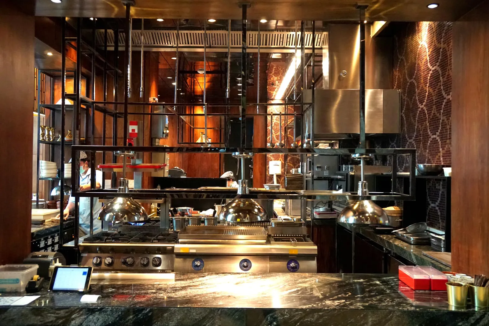 เมื่อเดินเข้ามาจะพบกับเพดานสูงโปร่งพร้อมห้องครัวแบบ Open Kitchen ลูกค้าสามารถชมทีมเชฟจัดเตรียมอาหารให้เราทานได้ตลอดเวลา