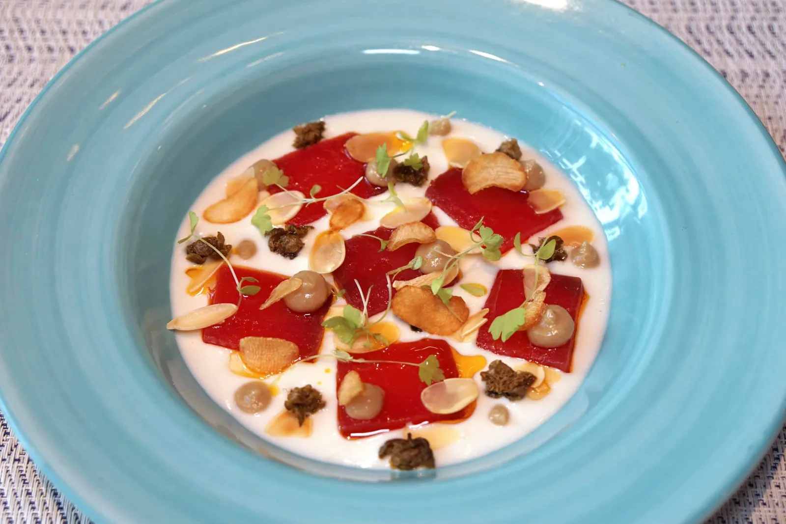 Spicy Tuna and Ajo Blanco (390++) Chili cured tuna loin, garlic and almond sauce, capers, anchovy อีกหนึ่งจานที่ทำออกมาค่อนข้างโดเด่นในวันนี้คือ “ปลาทูน่า” ซาชิมิเกรดนำเข้าจากประเทศญี่ปุ่น เชฟนำไปหมักกับพริกพอให้มีรสเผ็ดเพียงเบาๆแล้วจึงแล่มาขนาดพอดีคำ ซอสสีขาวด้านนอกทำมาจากอัลมอนด์และกระเทียมให้กลิ่นหอมชวนทาน รสชาติออกไปทางครีมมี่หน่อยๆ เชฟเก่งมากที่ป้องกันรสเลี่ยนด้วยการใส่เคเปอร์และแองโชวี่ทำมาเป็นพูเรด้านบนให้กลิ่นหอมและรสชาติเค็มนิดๆ ทานแล้วสดชื่นมากๆ (13/20)
