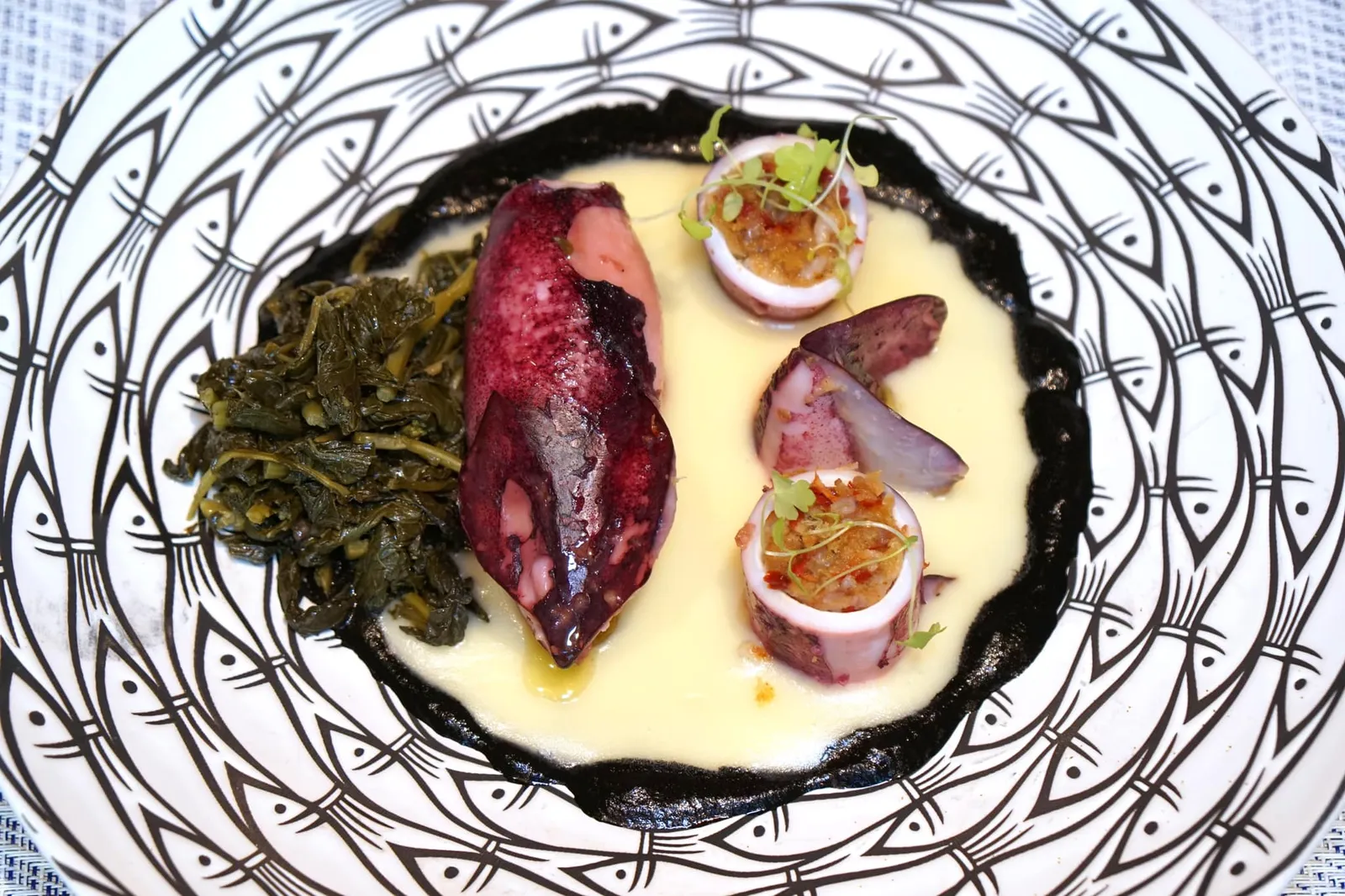 Stuffed Calamari (550++) Capers, lemon and dried tomato stuffed squids, potato cream, friarielli kale, ink sauce จานนี้คือ “ปลาหมึกยัดไส้” เชฟใช้ปลาหมึกท้องถิ่นบ้านเรานำไปยัดไส้ด้วยมะเขือเทศแห้ง เลมอน ไข่ขาว และเคเปอร์ ปรุงรสด้วยเกลือพริกไทยเพียงเล็กน้อย ทานคู่กับซอสครีมมันฝรั่งสีขาว สีดำรอบนอกคือซอสมะเขือเทศผสมหมึกดำ เนื้อปลาหมึกสุกกำลังดีมากๆ มีความหนึบต่างจากปลาหมึกยัดไส้ทั่วไปที่มักสุกเกินระดับอย่างชัดเจน ซอสมันฝรั่งมีความนวลและครีมมี่ อย่างไรก็ตามผักเคียงอย่างคะน้าดองที่ใส่มาด้วยดูยังไม่ค่อยเข้ากันเท่าไหร่นัก (13/20)