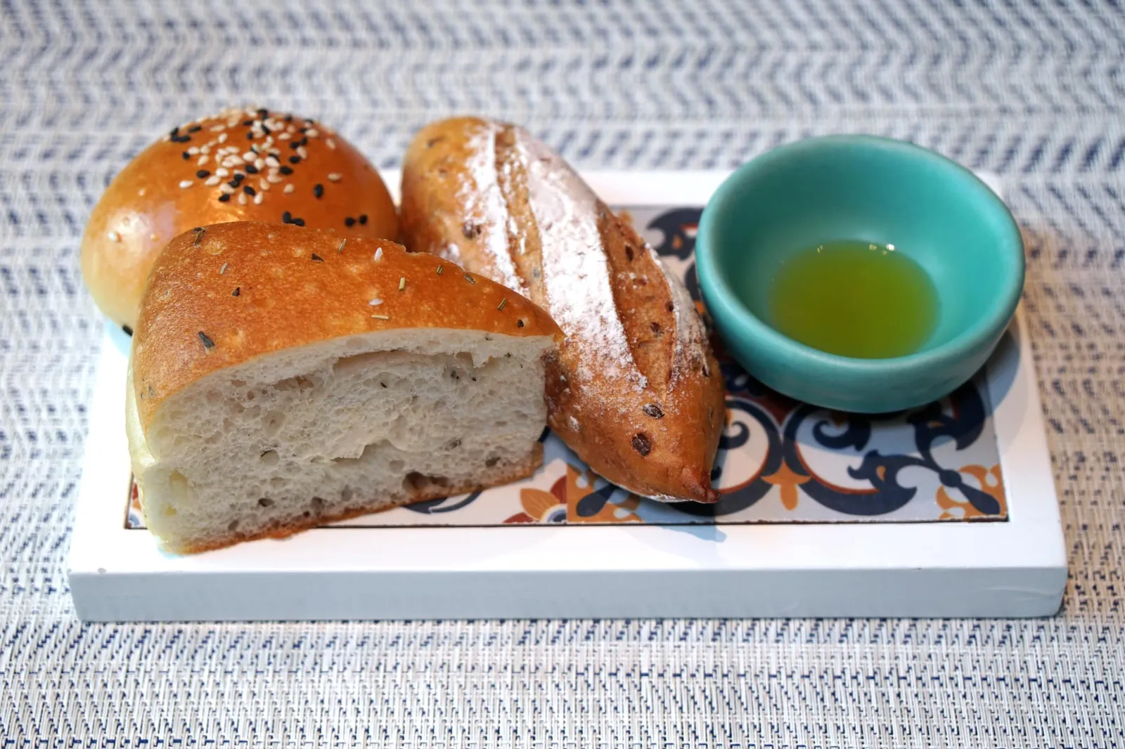 Focaccia, Soft Roll and Multigrain bread สำหรับ “ขนมปัง” ทางร้านนำเสิร์ฟมา 3 อย่างคือโฟกาชช่ากรอบๆ ซอฟโรลนุ่มๆ และขนมปังมัลติเกรนคุณภาพมาตรฐาน ทานกับน้ำมันมะกอกเอ็กซ์ตร้าเวอร์จิ้น